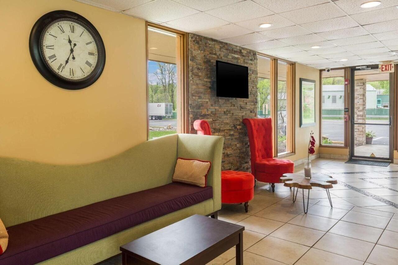 Vista Lobby Pocono Inn & Banquet