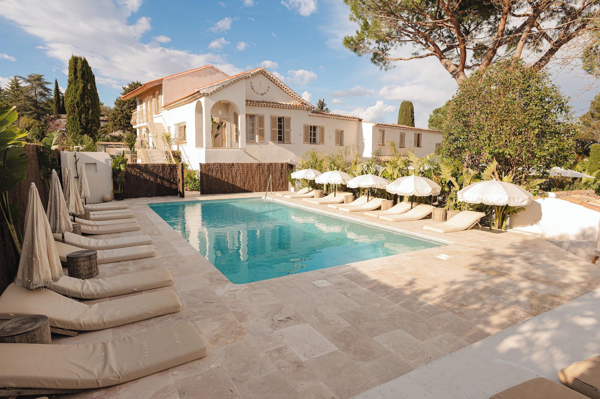 Varios Auberge Tao
