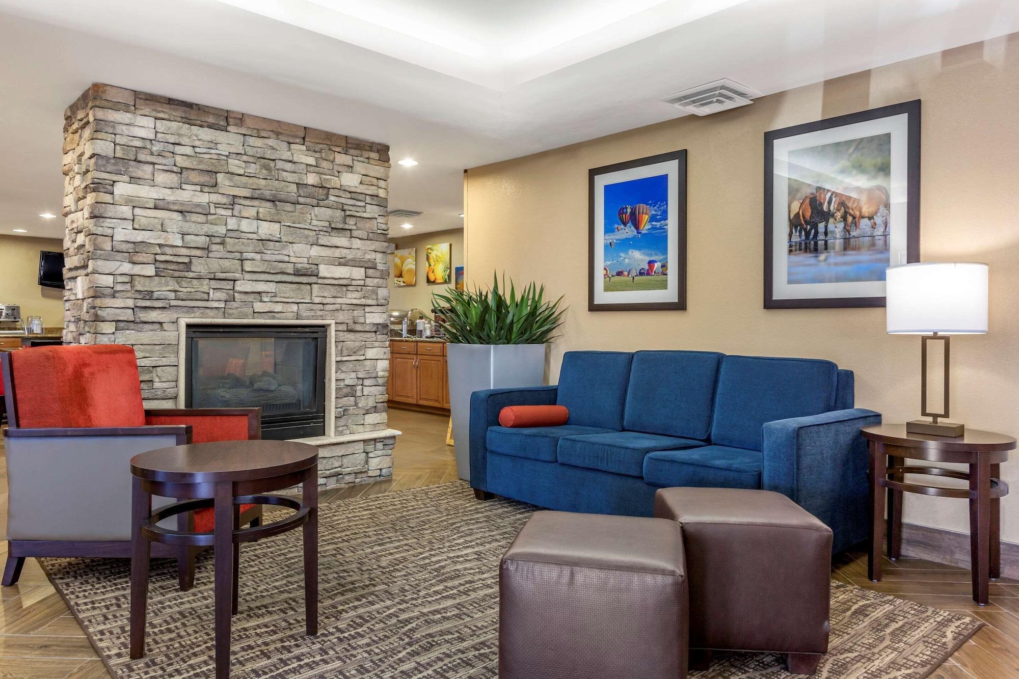 Vista Lobby Comfort Inn & Suites Phoenix North / Deer Valley