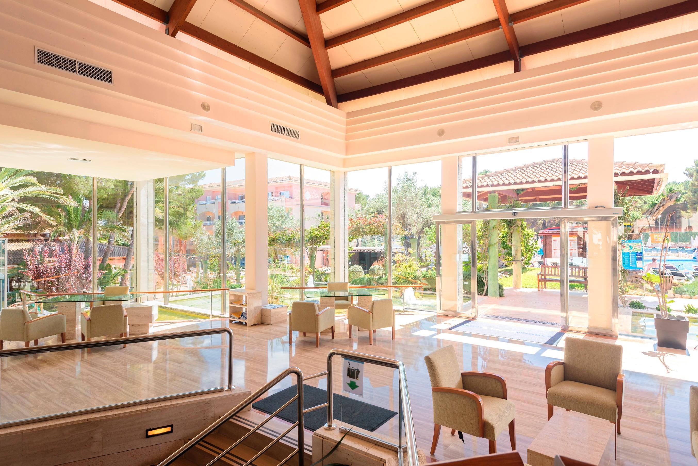 Vista Lobby Green Garden