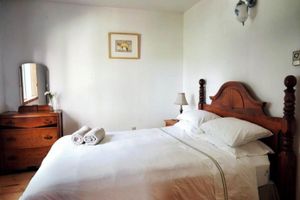Alquiler Vacacional - Century old log cabin on the beach