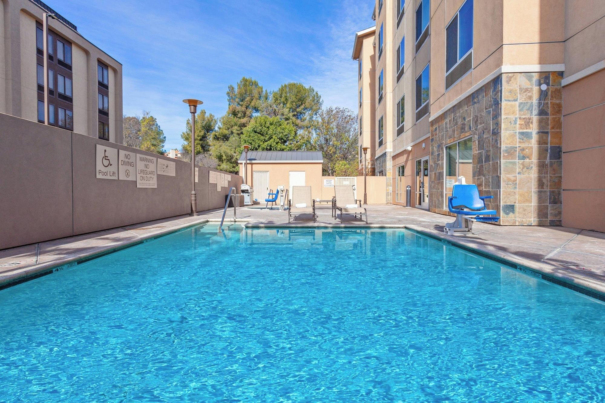 Vista Piscina Fairfield Inn & Suites by Marriott Los Angeles West Covina