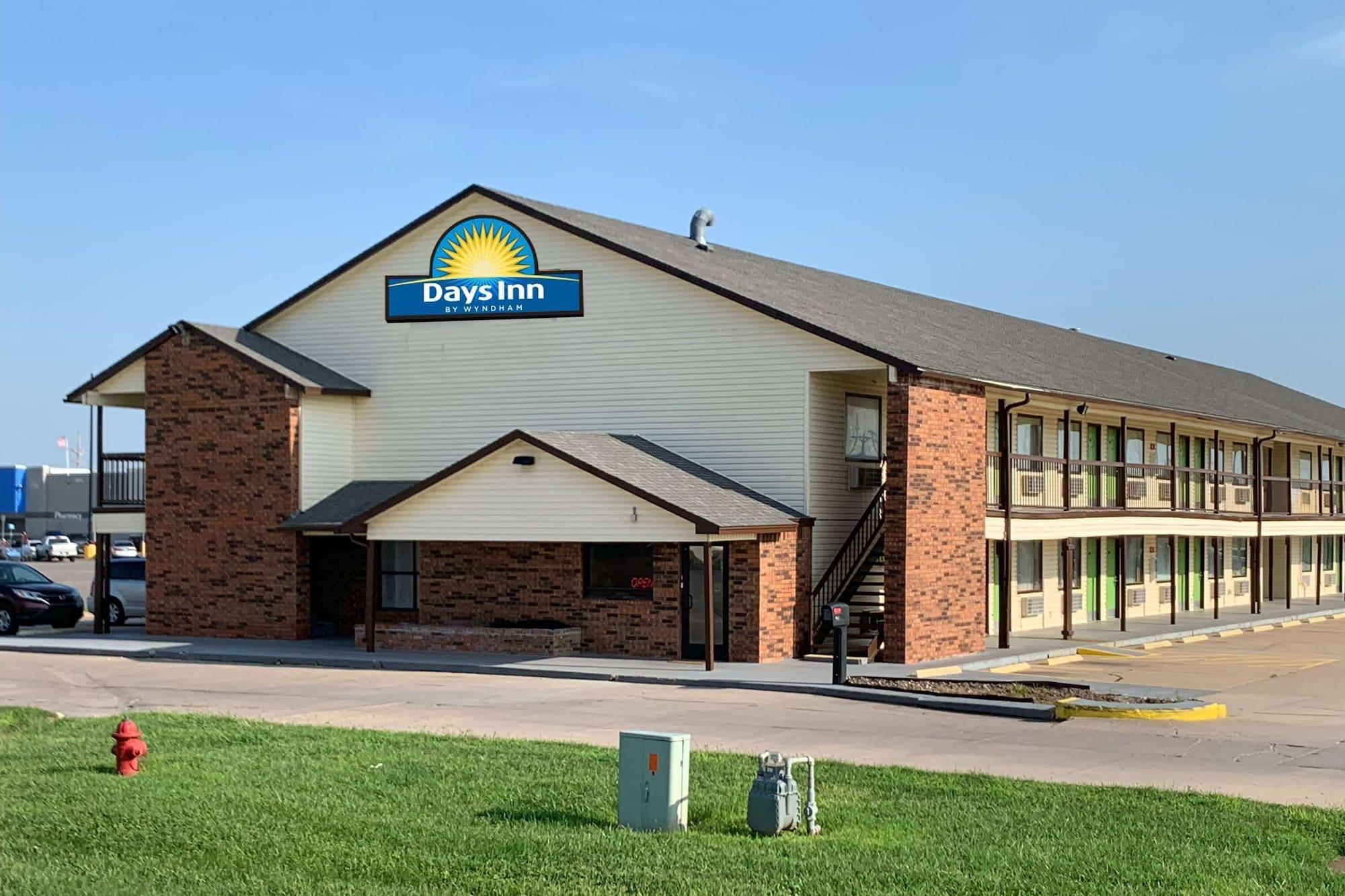 Vista Exterior Days Inn by Wyndham Pratt