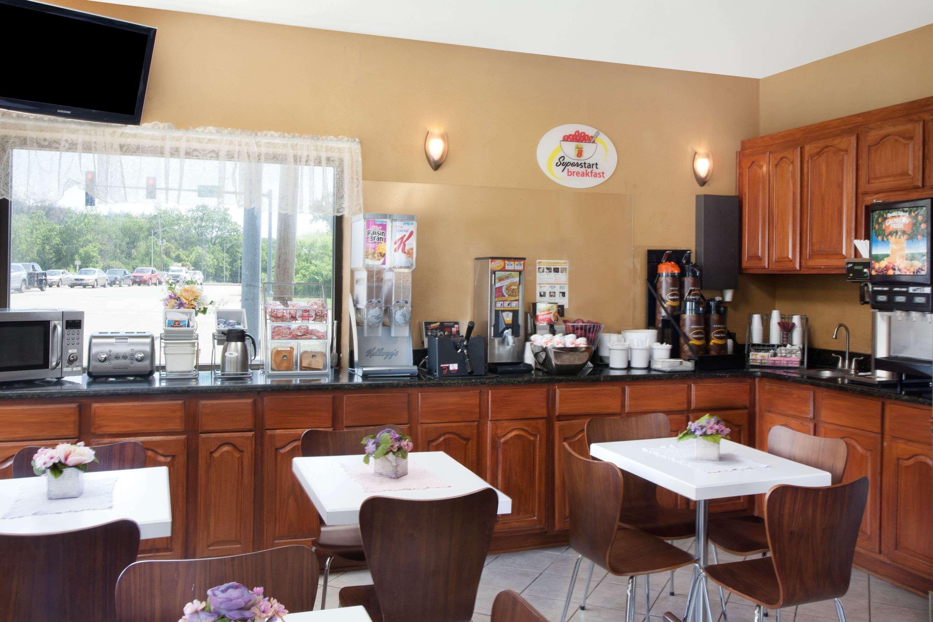 Restaurant Super 8 by Wyndham Chicago/Rosemont/O'Hare/SE