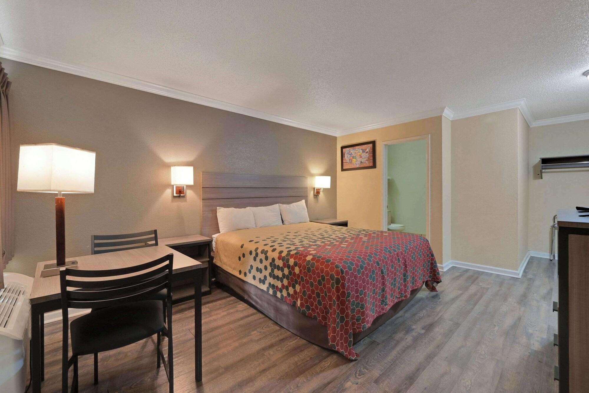 Varios Econo Lodge Woodland near I-5
