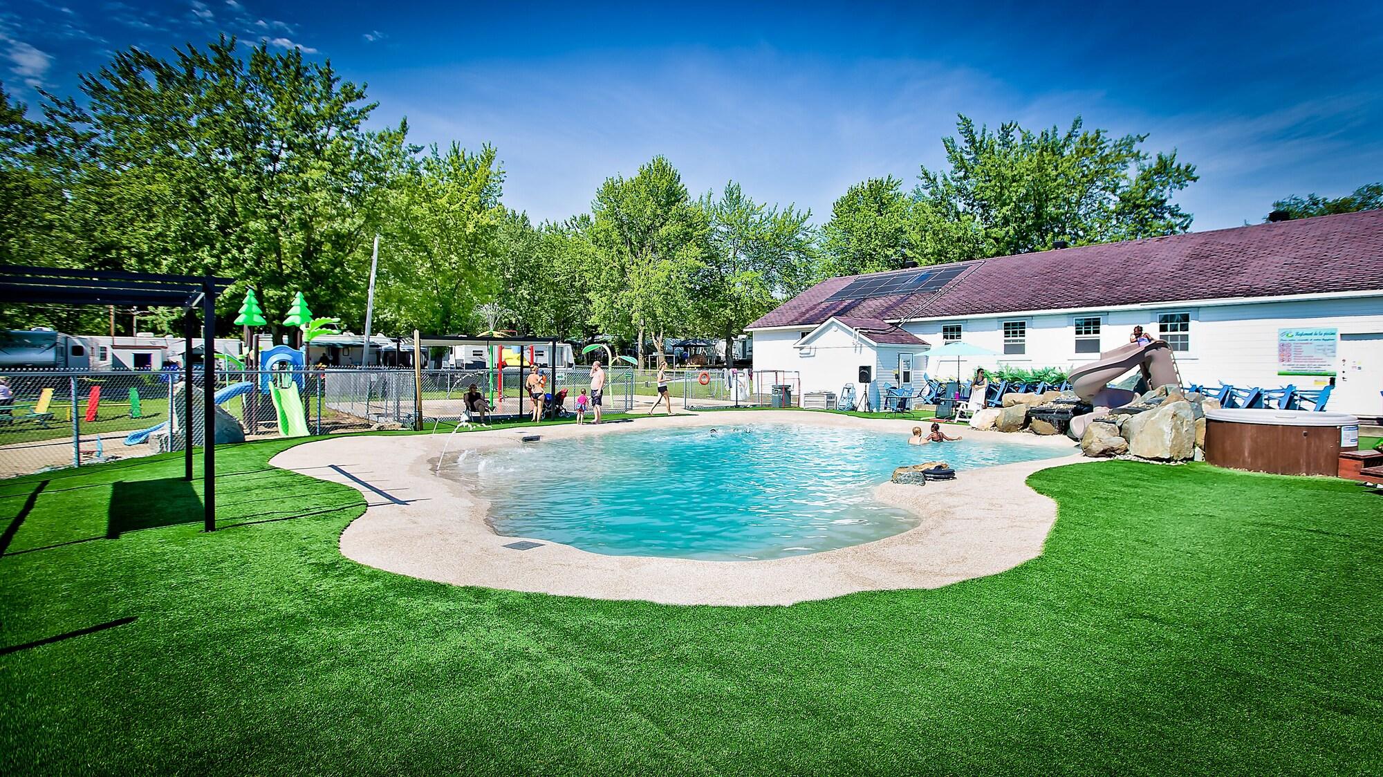 Vista Piscina Auberge Papillon Lune
