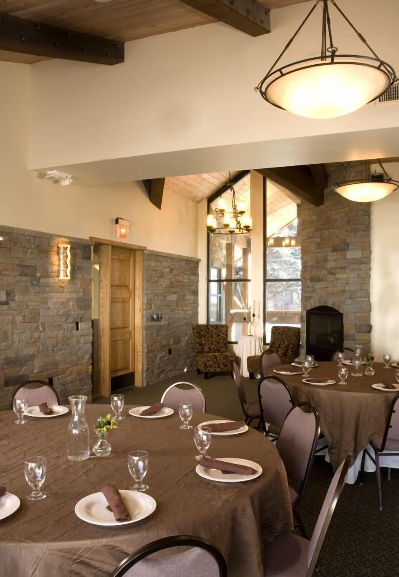 Sala de Reuniones The Crestwood Condominiums