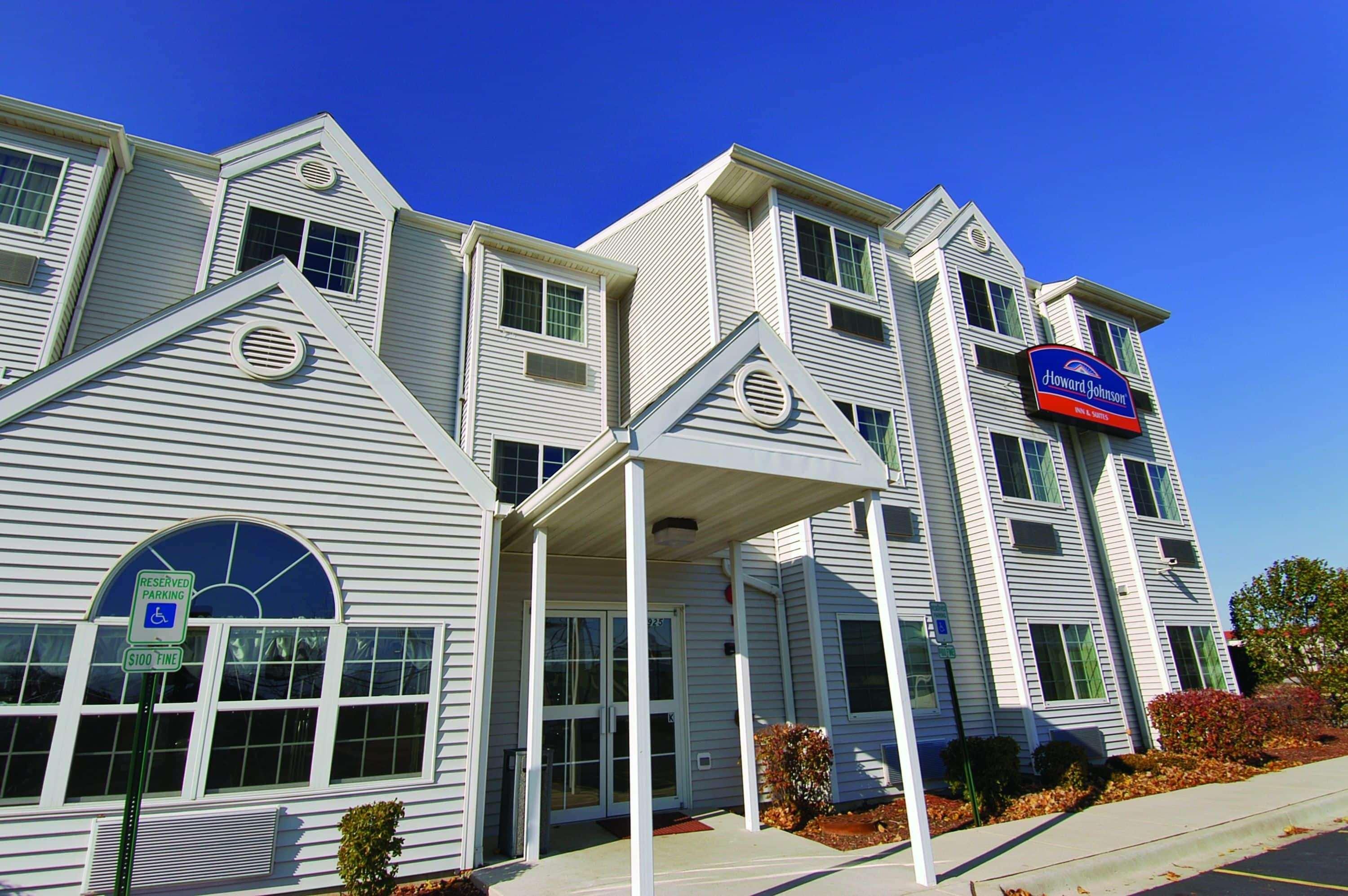 Vista Exterior Howard Johnson Elk Grove Villa Hotel & Suites