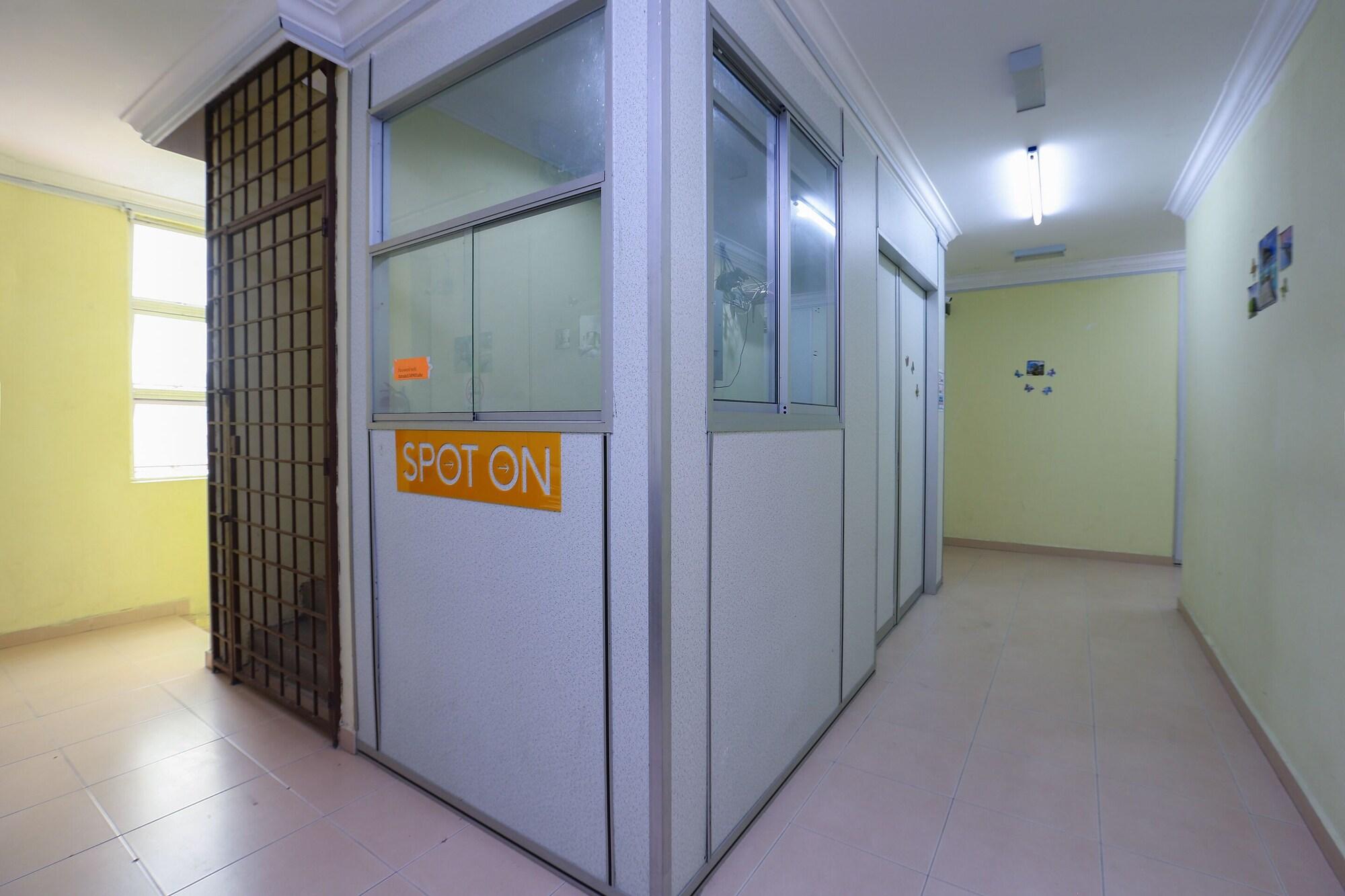 Vista Lobby SPOT ON 89857 Azra Inn Rumah Tumpangan