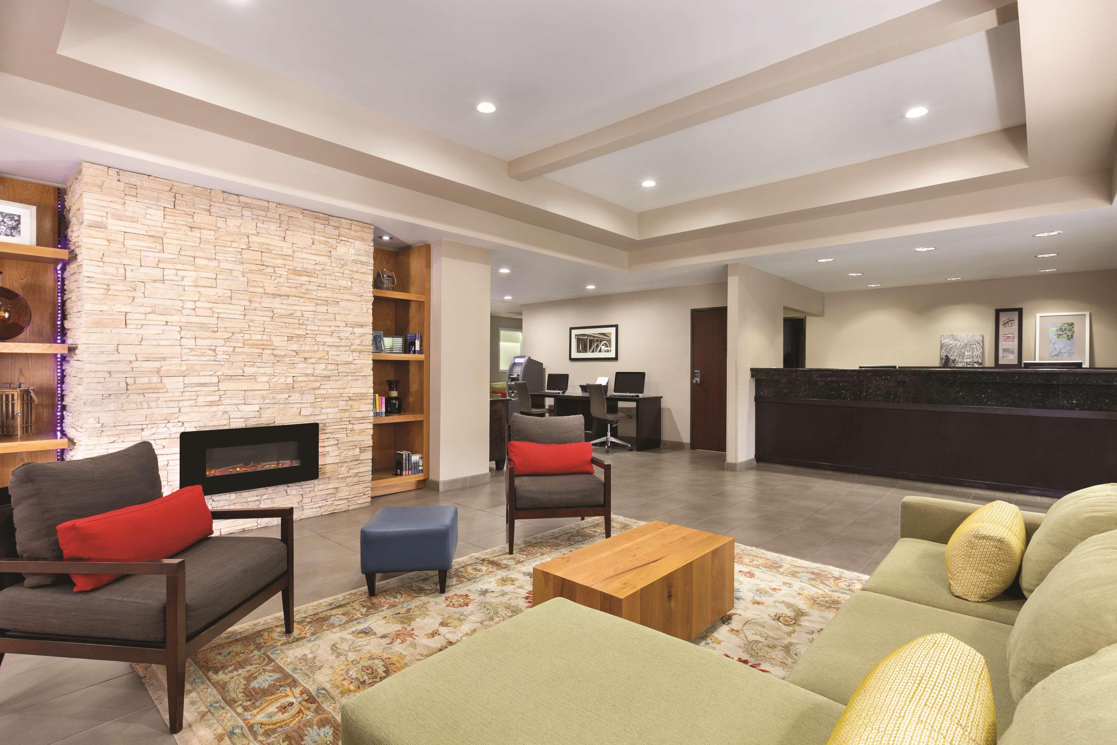 Vista Lobby Country Inn & Suites by Radisson, Fresno North, CA