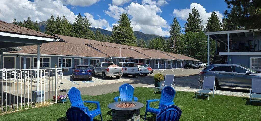 Varios Bluebird Day Inn & Suites