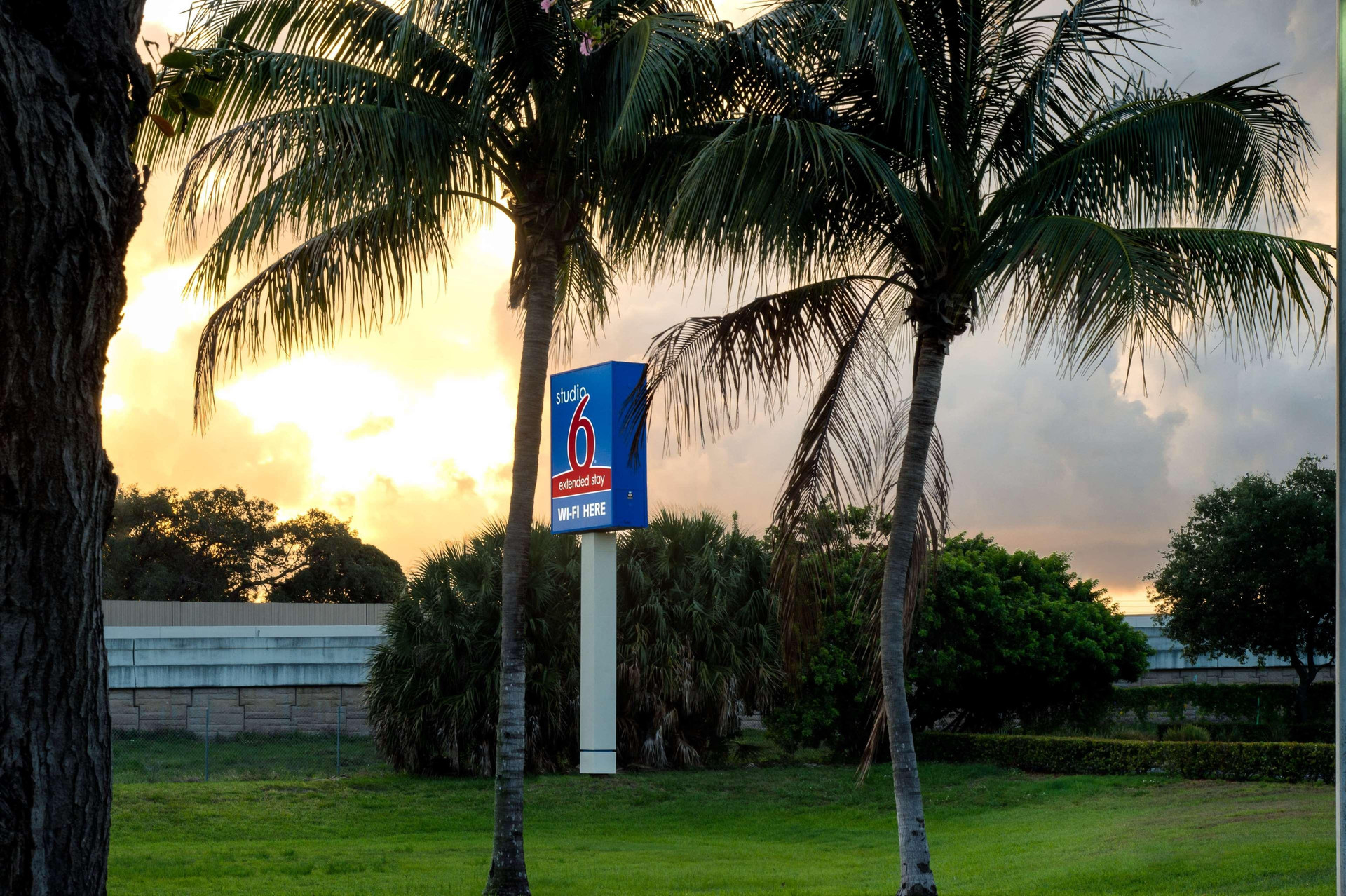 Vista Exterior Studio 6 West Palm Beach, FL