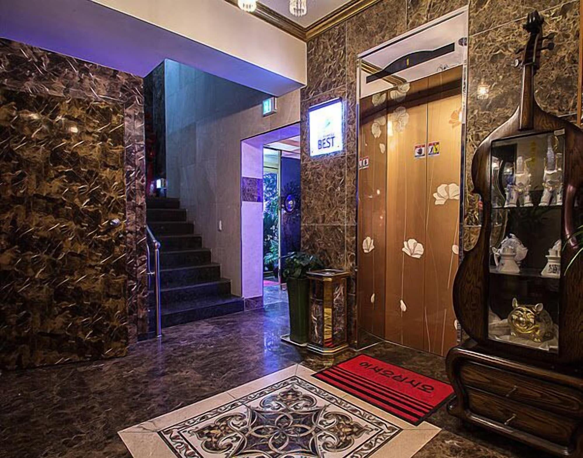 Vista Lobby Palace Motel