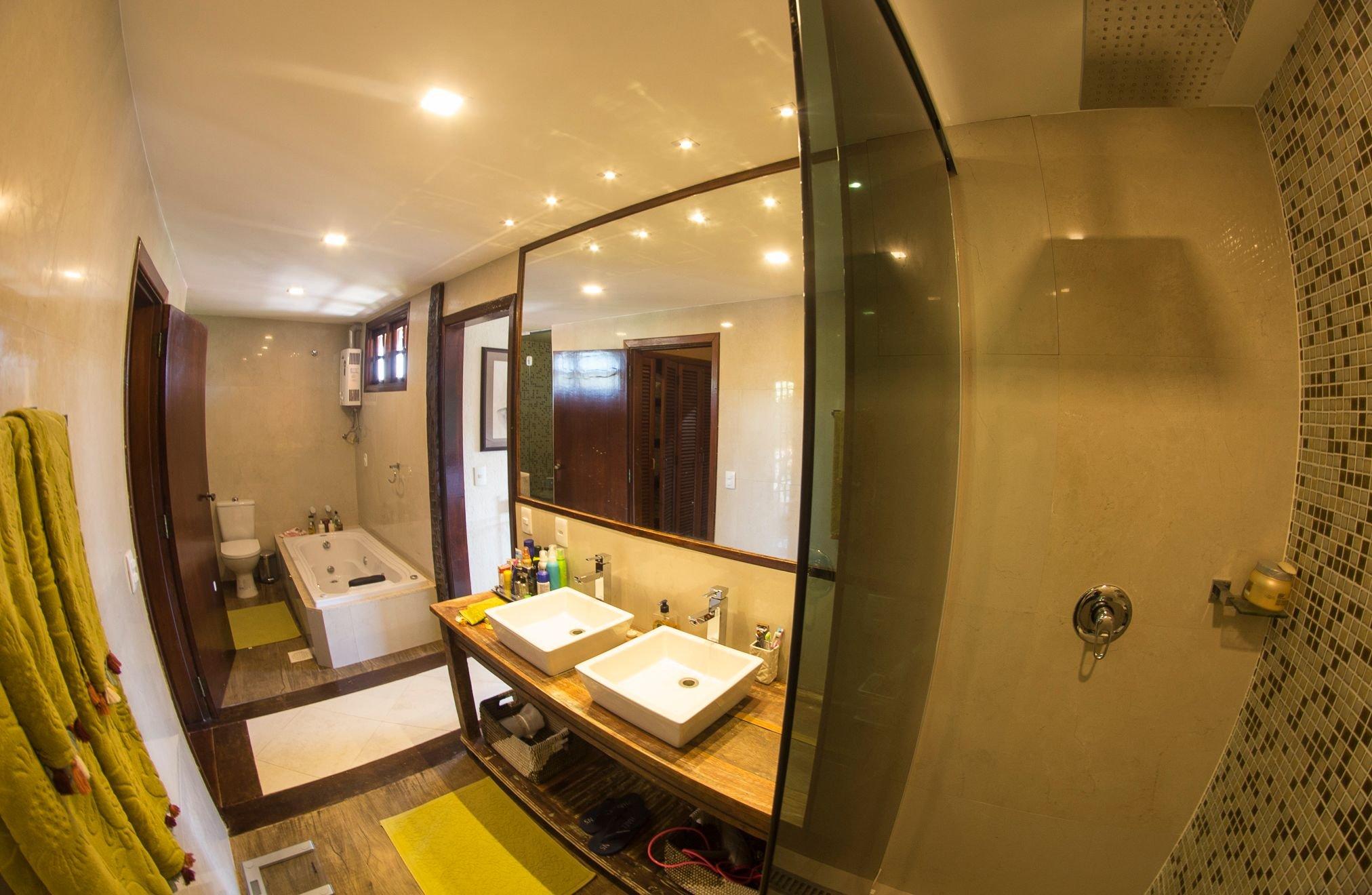 Baño Mansão com Onze Suítes à Menos de 2 Minutos Caminhando para a Praia da Ferradura Por Luxury Rentals