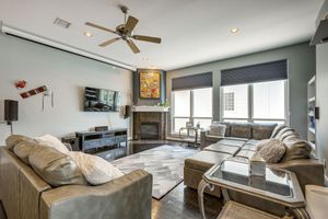Alquiler Vacacional - Houston Retreat With Fireplace & Balcony!