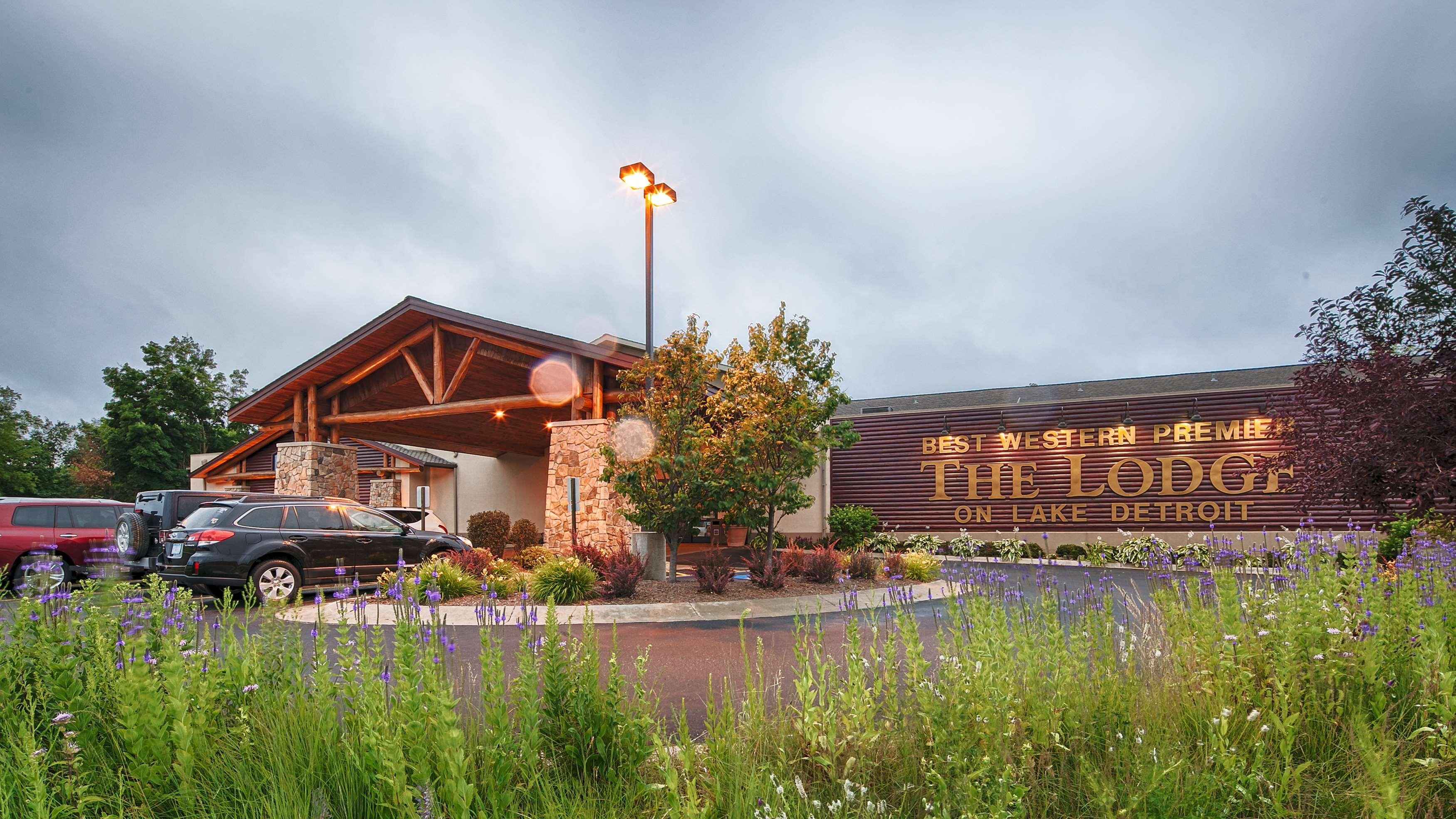 Vista Exterior Best Western Premier The Lodge on Lake Detroit