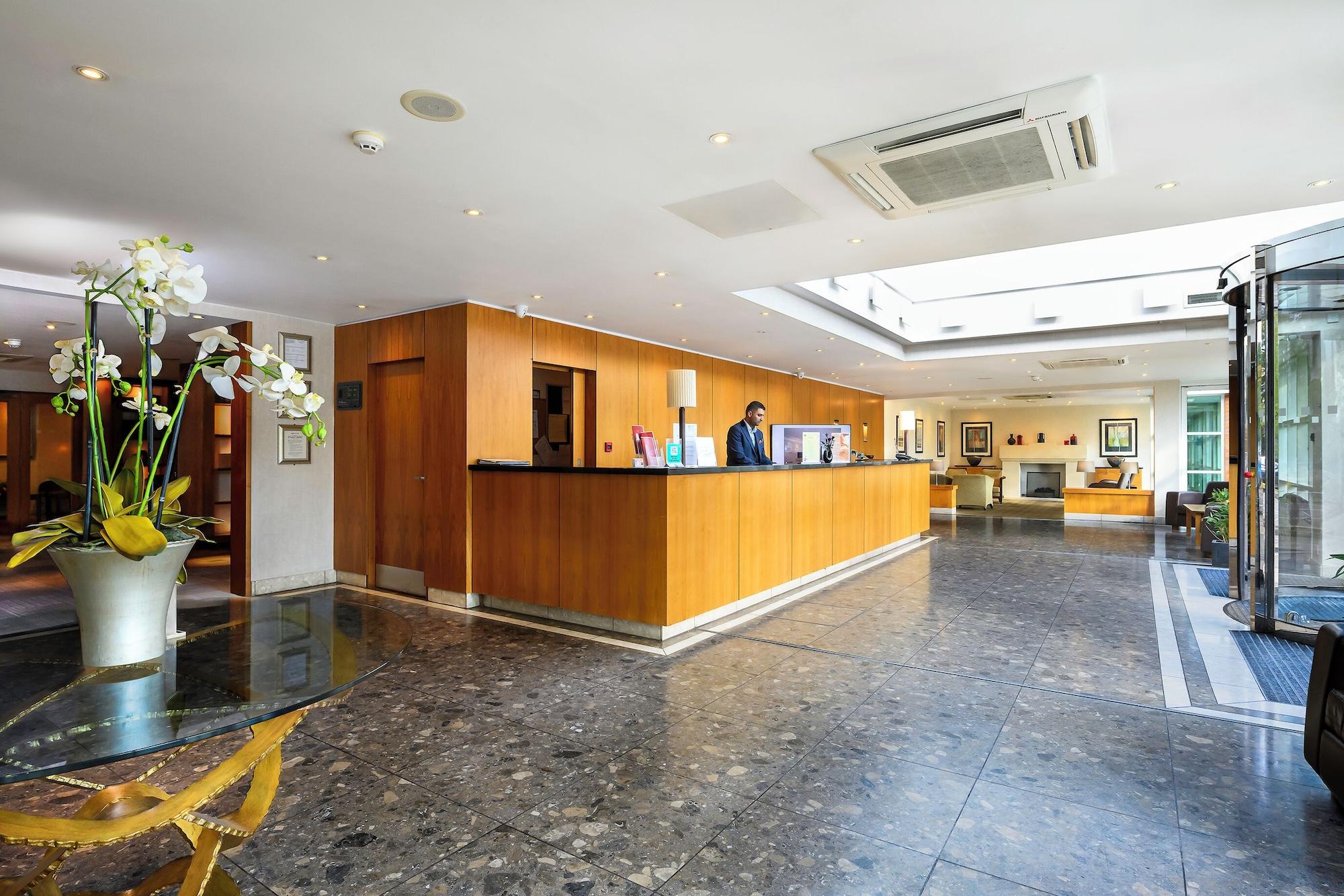 Vista Lobby Regency Park Hotel