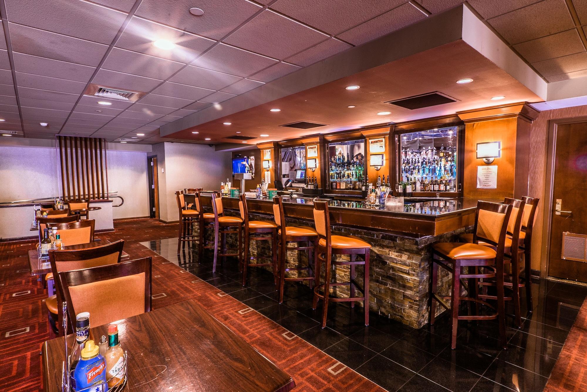Bar/Salón Crowne Plaza Newark Airport by IHG
