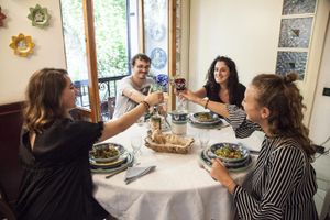 Actividad - Almuerzo en grupos pequeños con una familia italiana con demostración de cocina y vinos incluidos en Positano