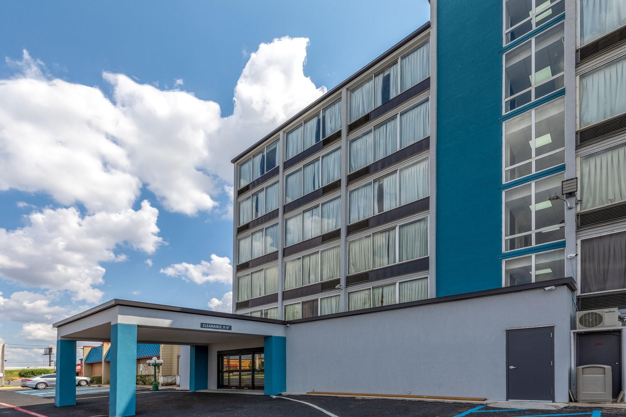 Vista Exterior Super 8 by Wyndham Laredo