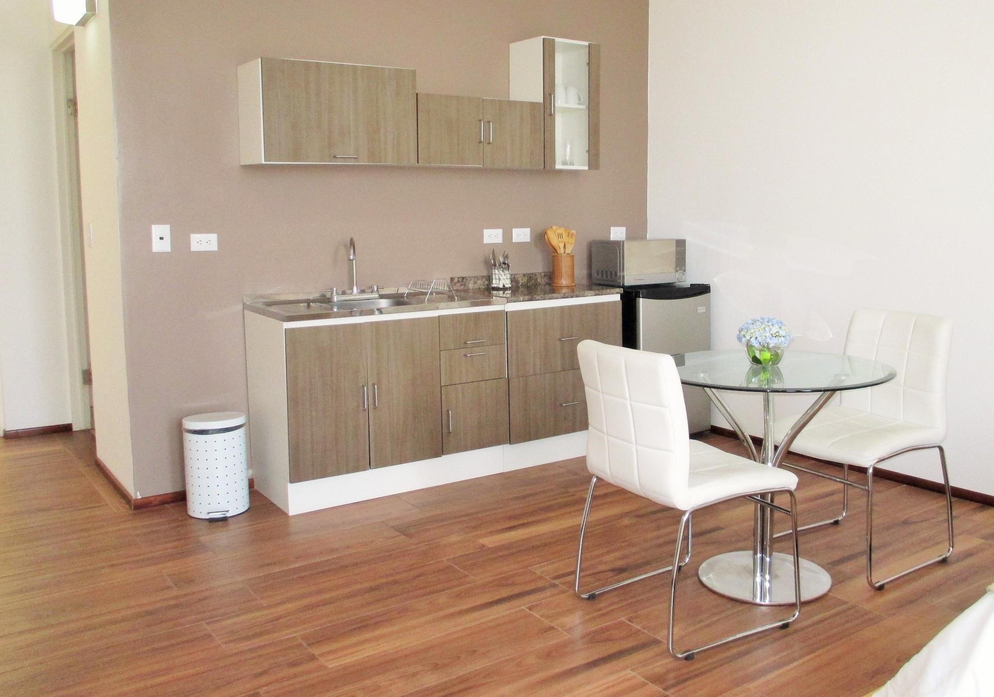 Varios Cedar Cats Short Stay Apartments - Adults Only