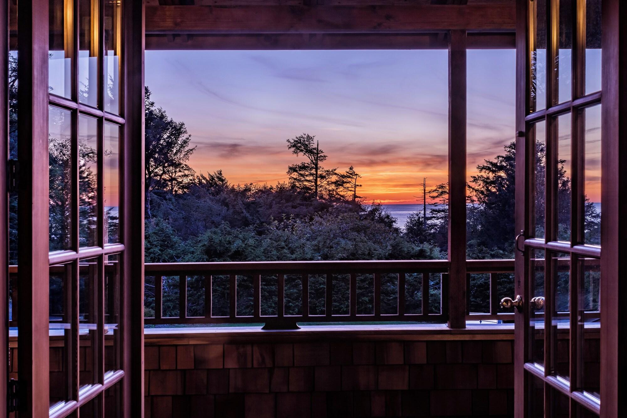 Vista Lobby Arch Cape Inn and Retreat - Cannon Beach