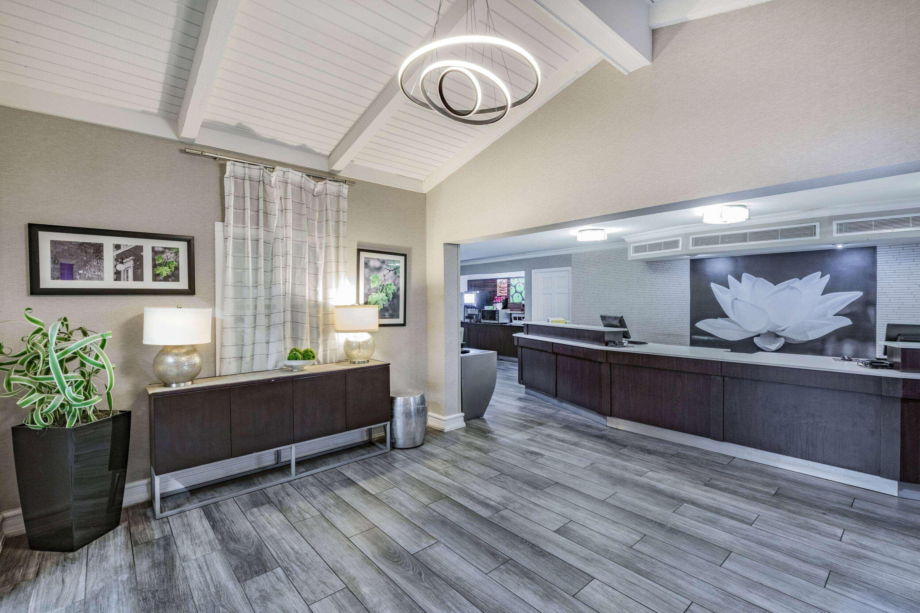 Vista Lobby La Quinta Inn by Wyndham Laredo I-35