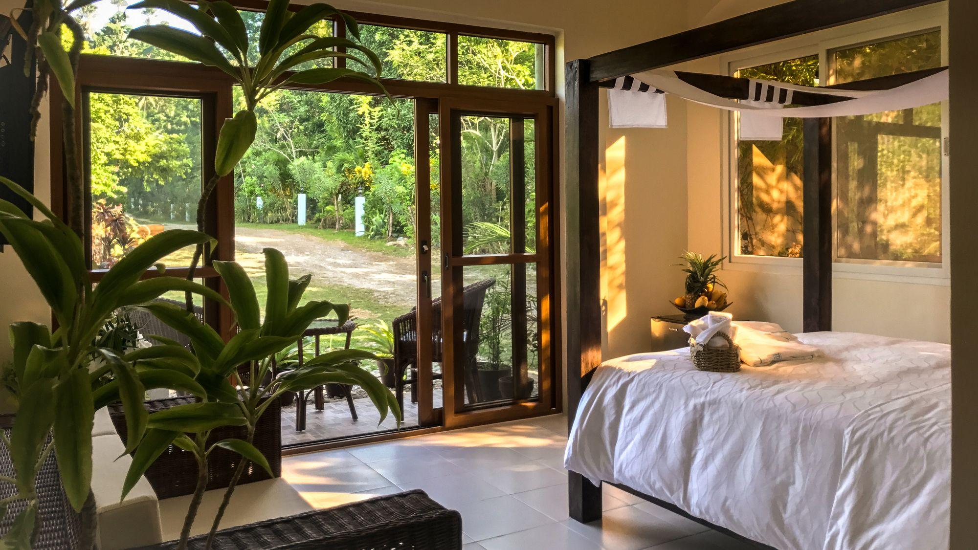 Habitación Edgewater Dive & Spa Resort