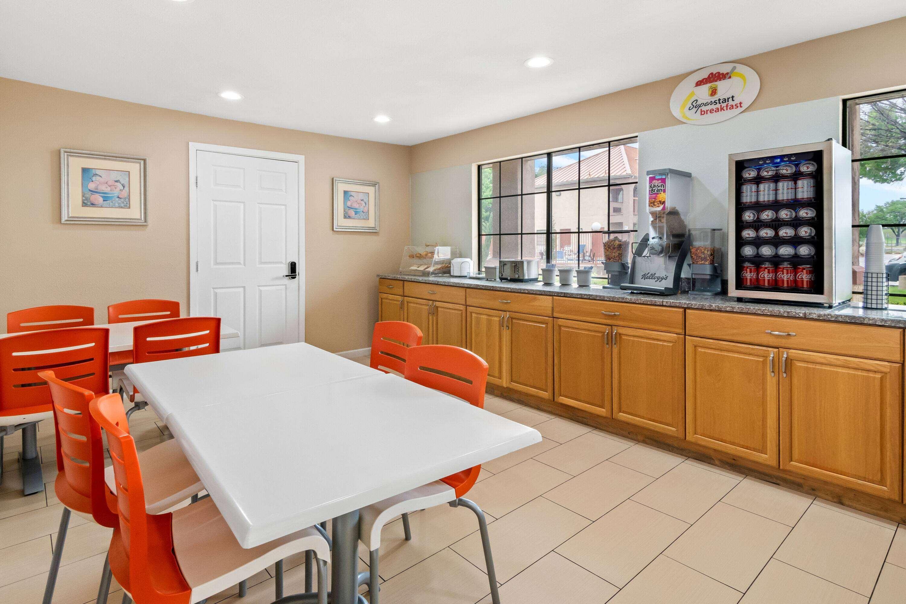 Restaurant Super 8 by Wyndham Grand Prairie Southwest