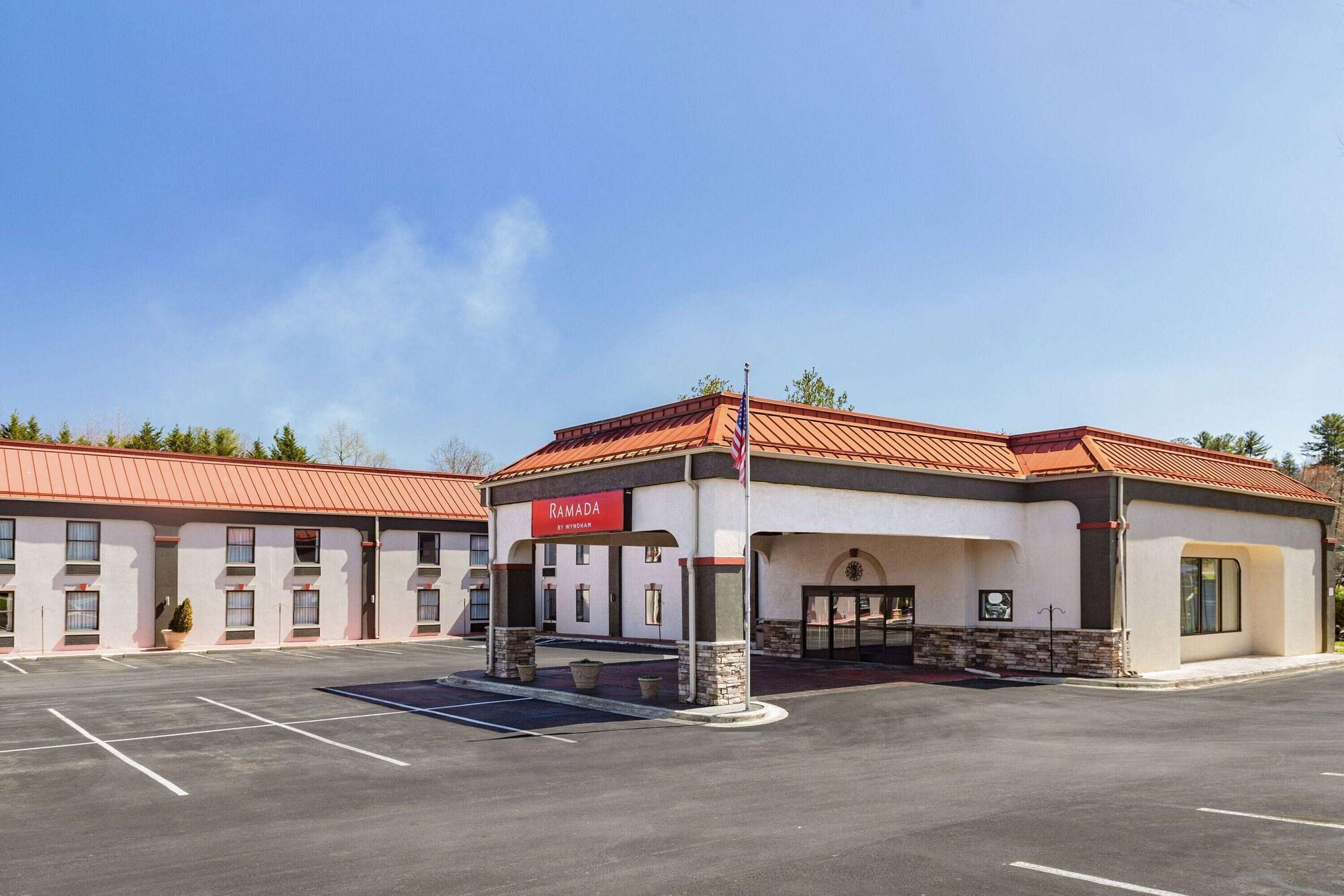 Vista Exterior Ramada by Wyndham Hendersonville