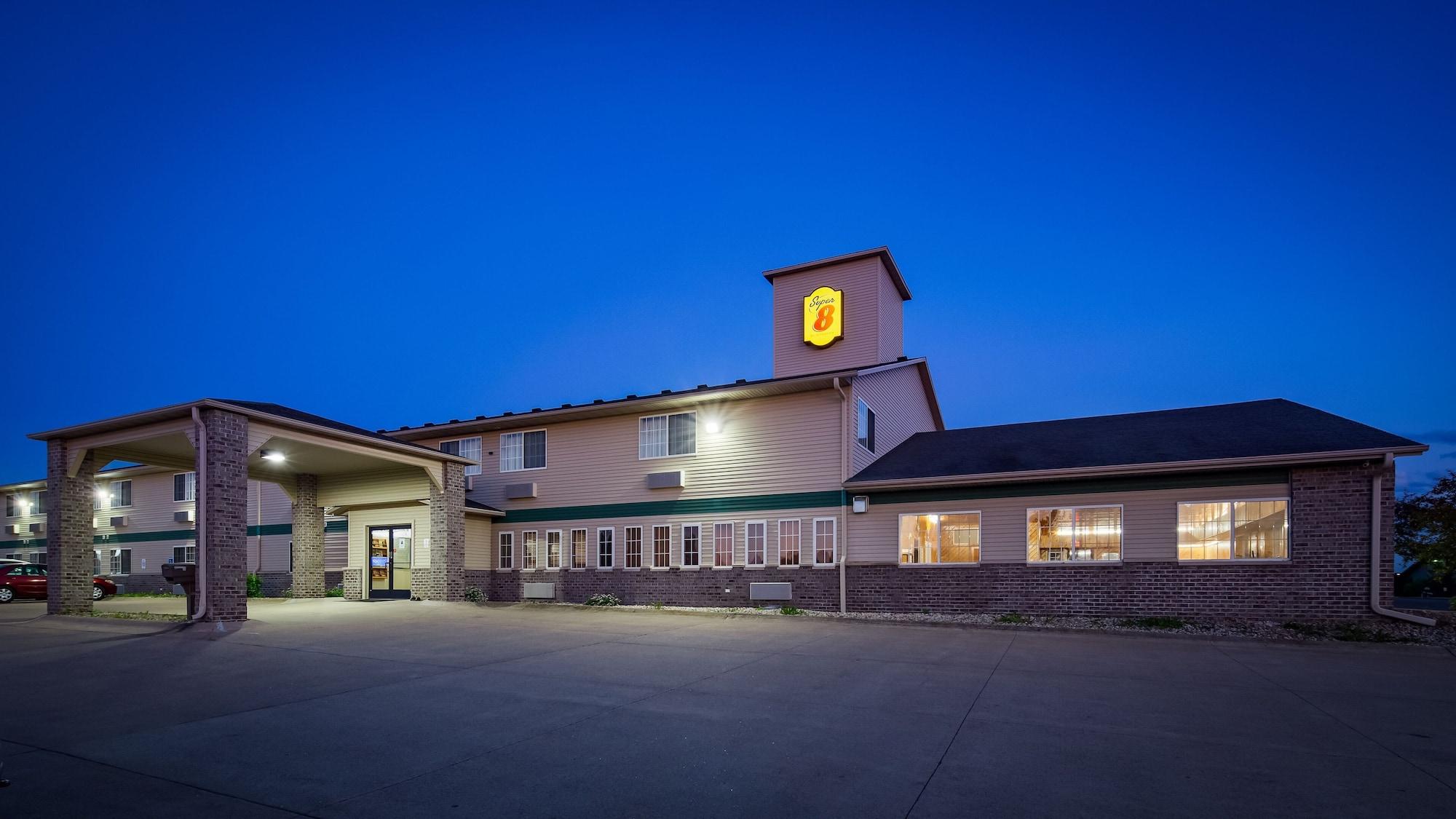 Vista Exterior Super 8 by Wyndham Neillsville WI