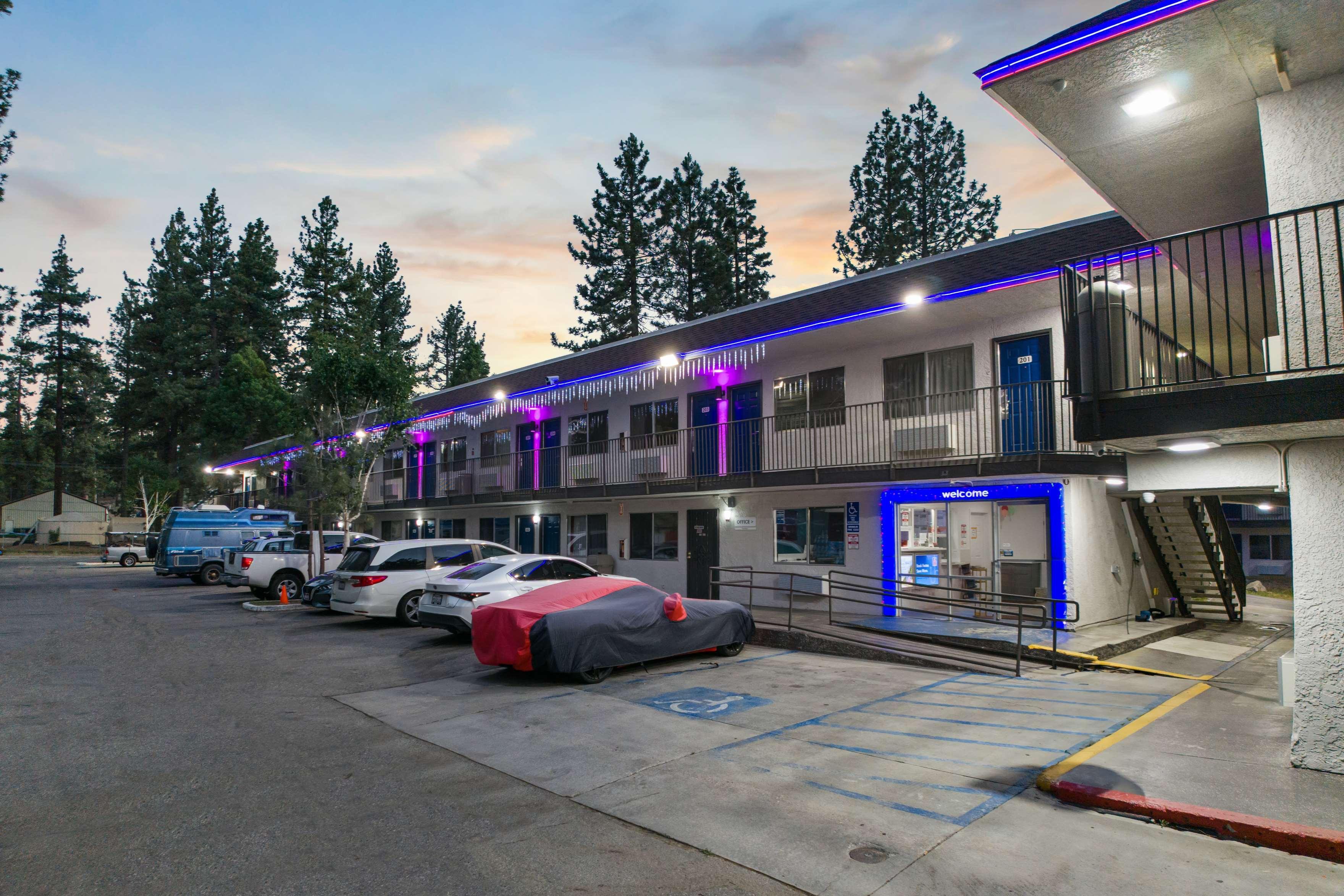 Vista Exterior Motel 6 Big Bear Lake, CA