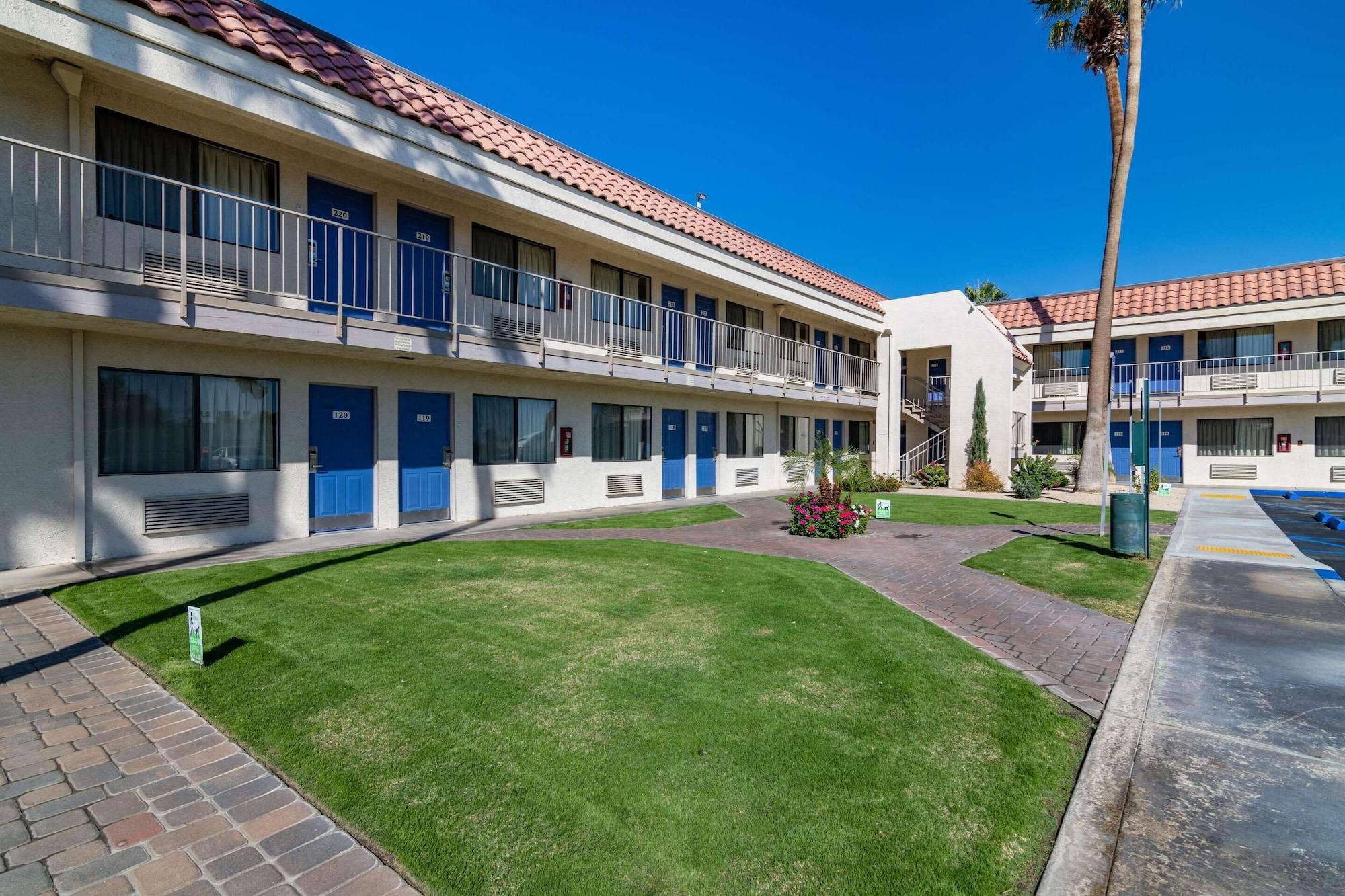 Comodidades del Alojamiento Rodeway Inn & Suites Thousand Palms - Rancho Mirage