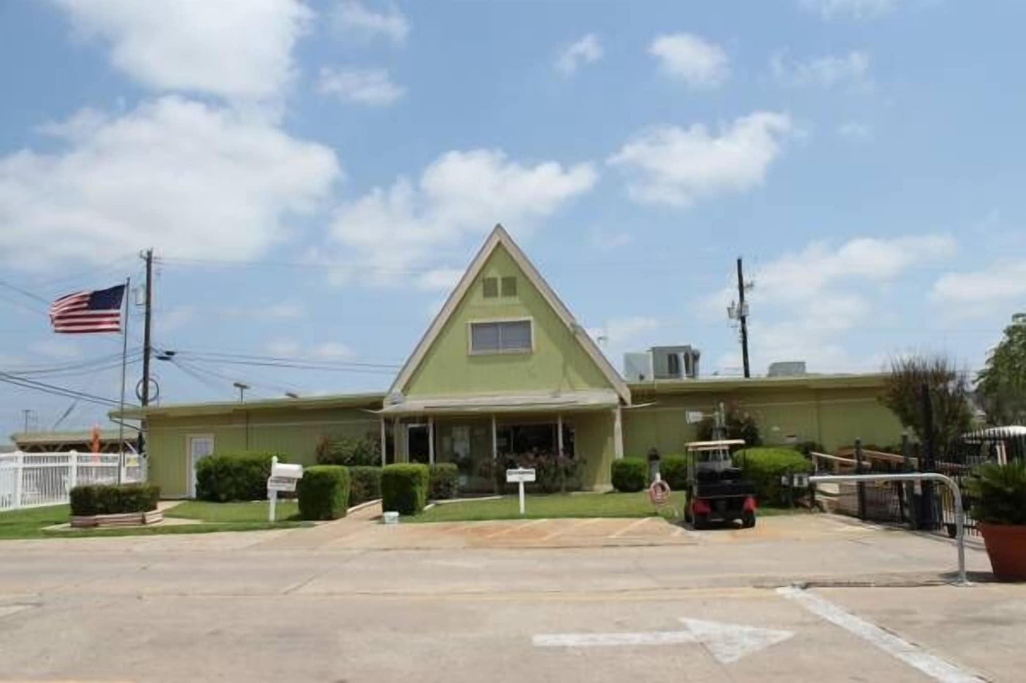 Vista Exterior Austin Lone Star RV Resort