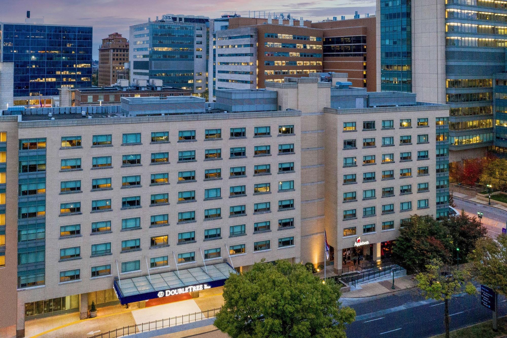 Vista Exterior DoubleTree by Hilton St. Louis Forest Park
