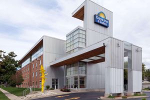 Alojamiento - Days Inn & Suites by Wyndham Milwaukee