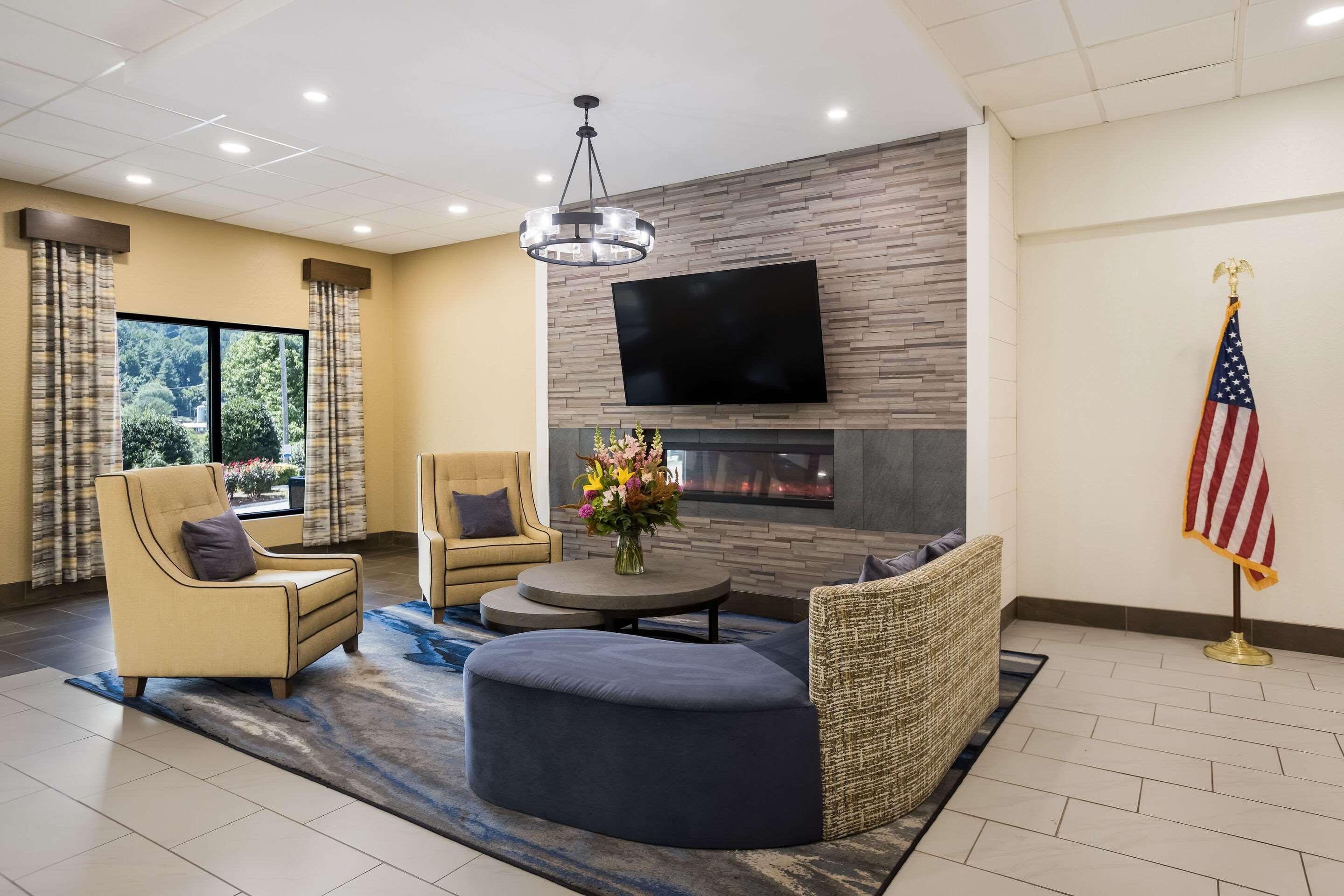 Vista Lobby Clarion Pointe Sylva Near Cherokee Area