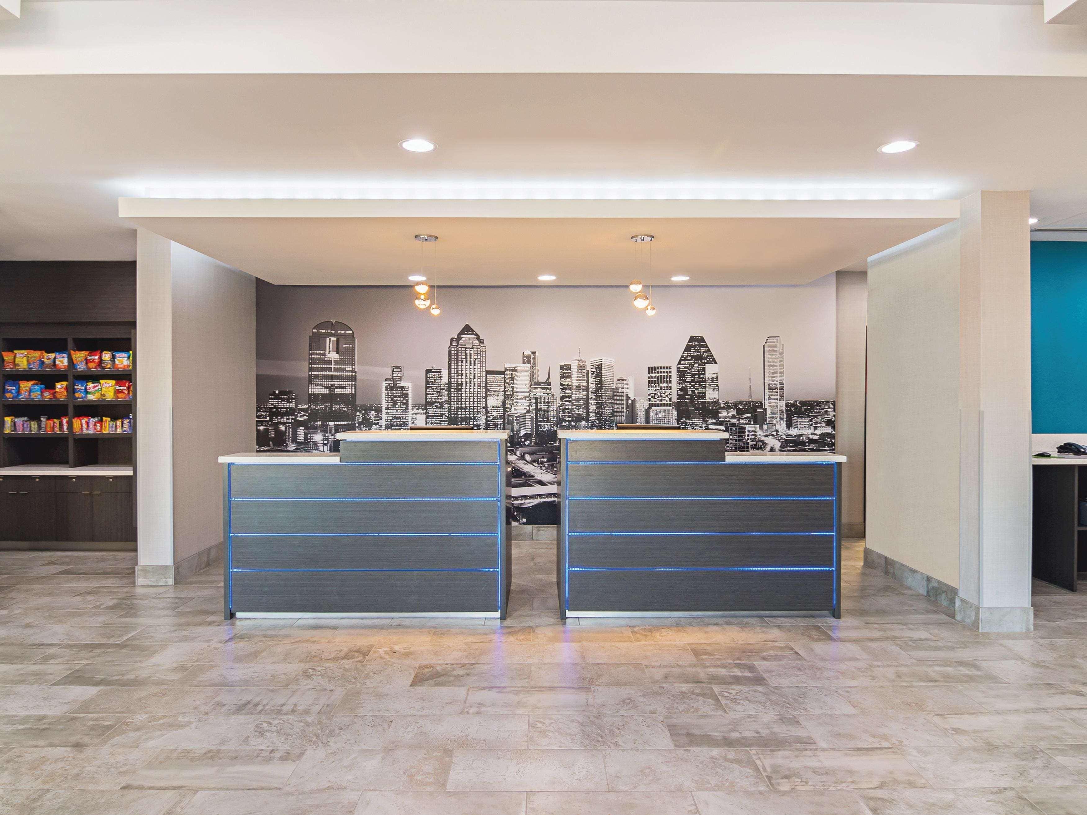 Vista Lobby La Quinta Inn & Suites by Wyndham Dallas - Wylie