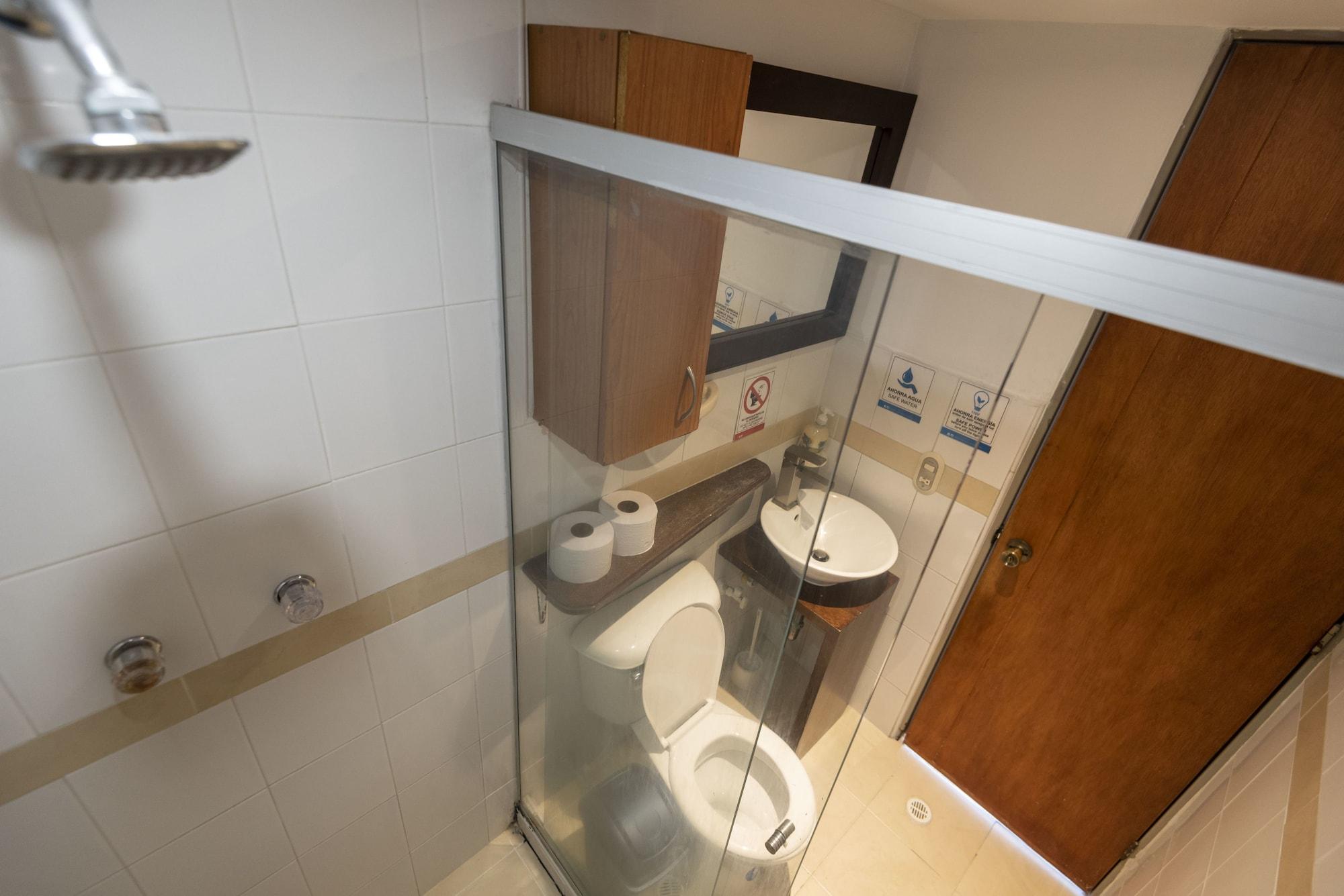 Equipamiento de Habitación Poblado Guest House