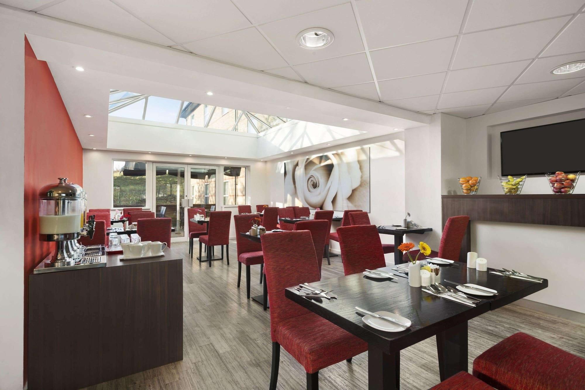Restaurant Ramada by Wyndham London Stansted Airport