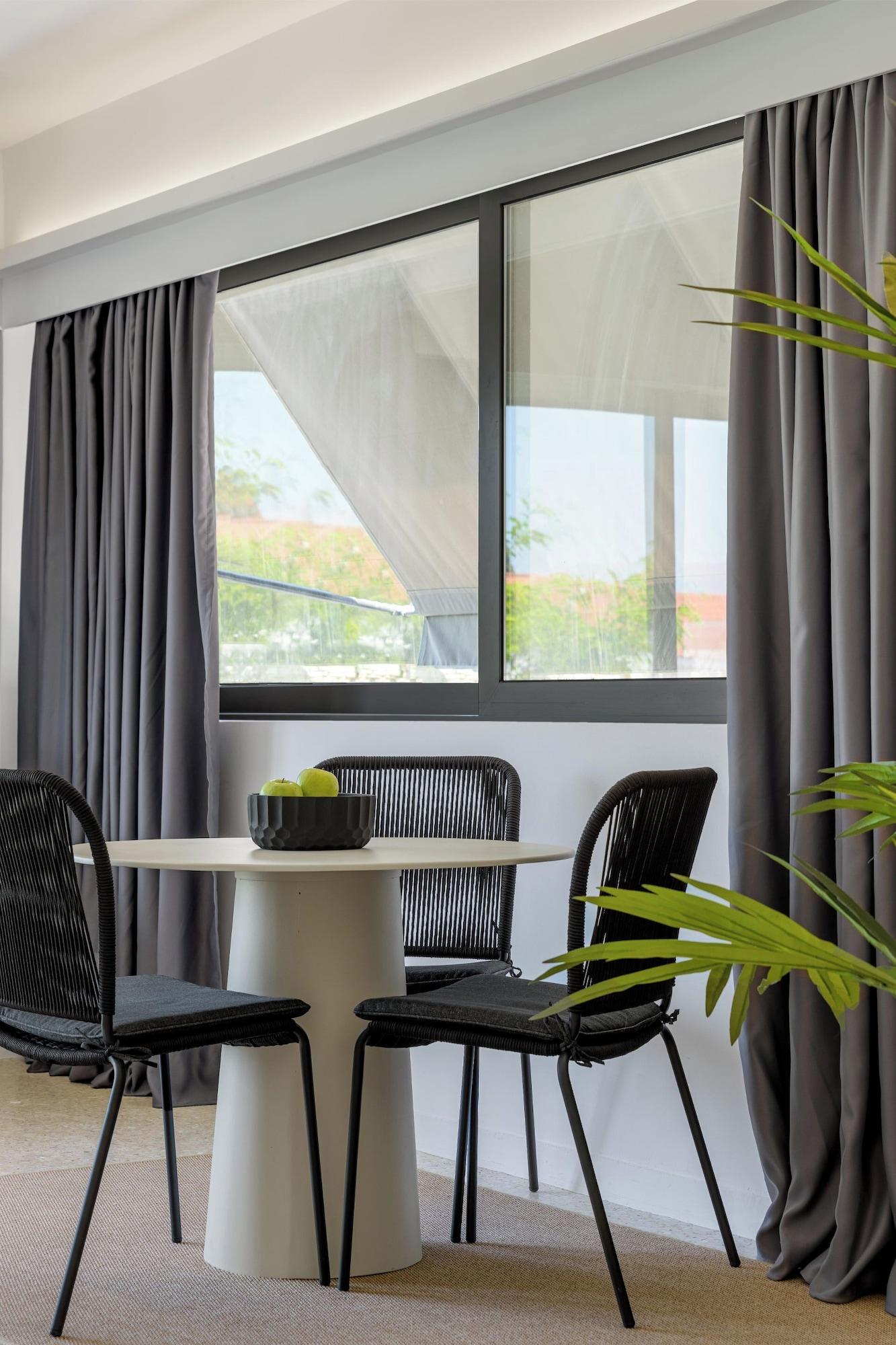 Vista Exterior Momo Suites Acropolis by Aura Homes