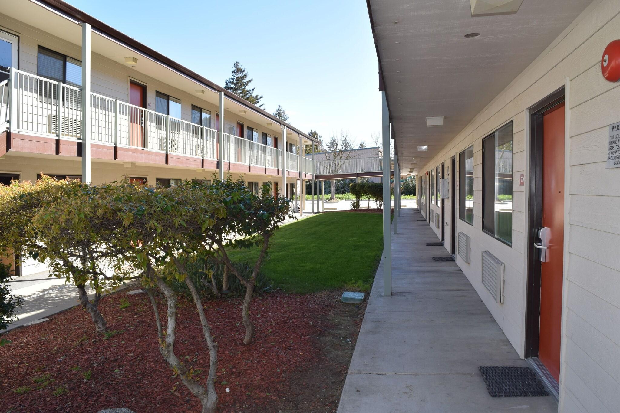 Varios Valley Oaks Inn Woodland