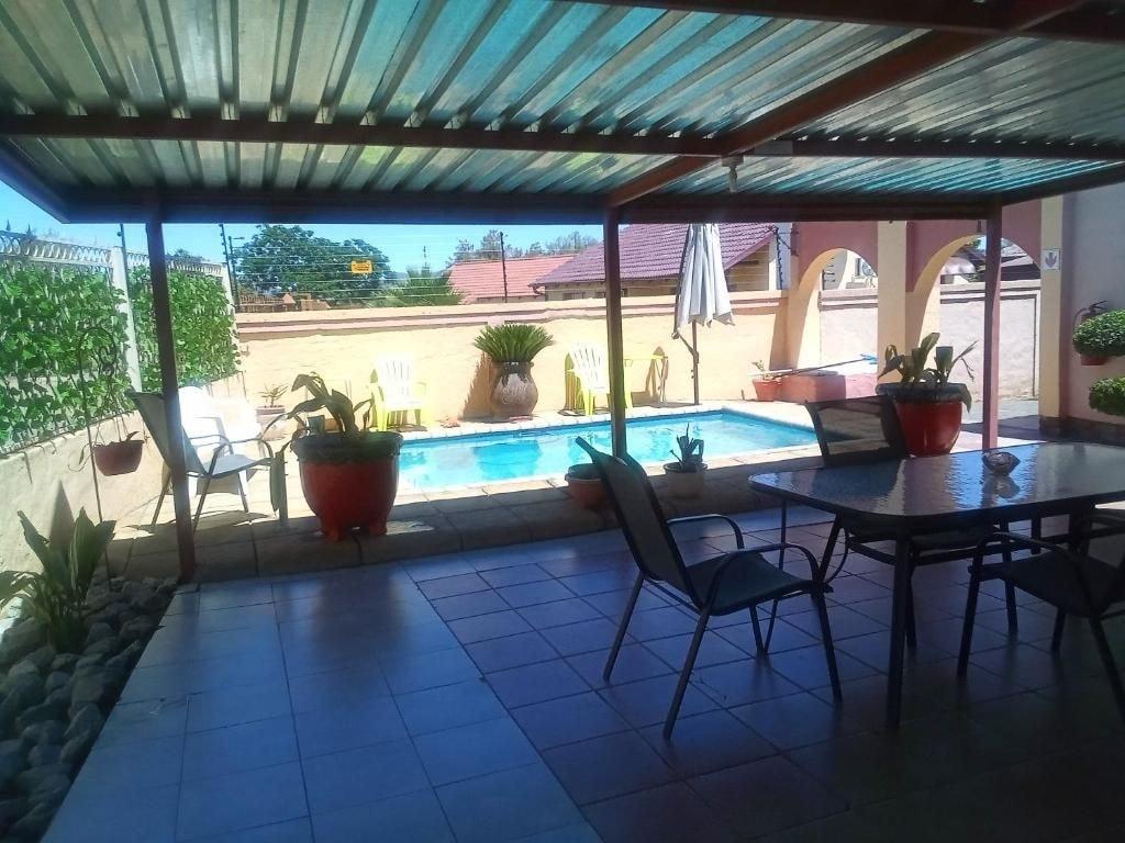 Vista Piscina Joezebel Guest House