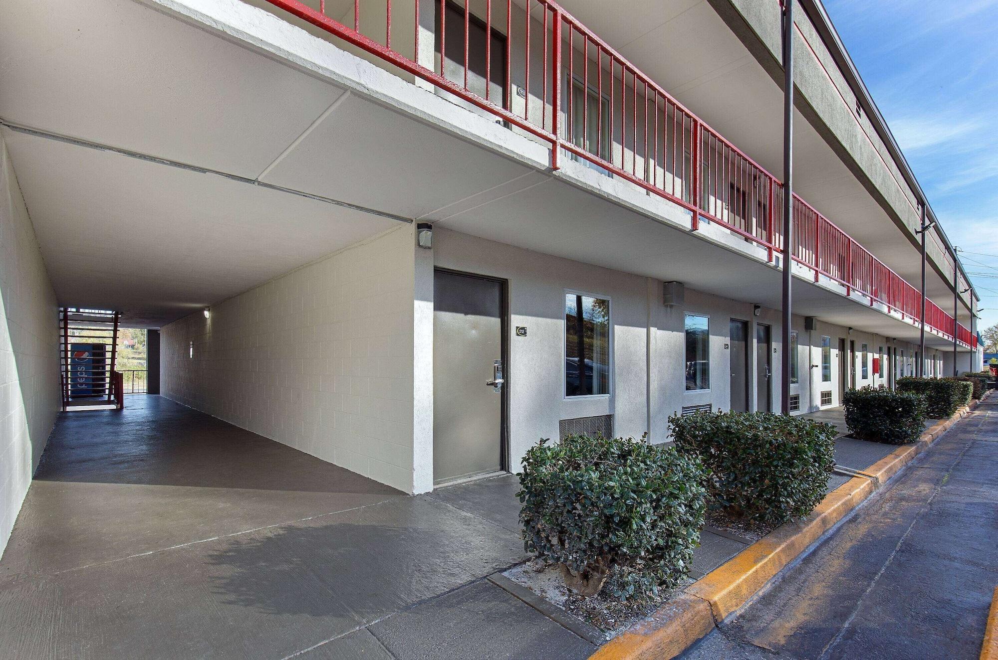 Vista Exterior Super 8 by Wyndham Kingsport