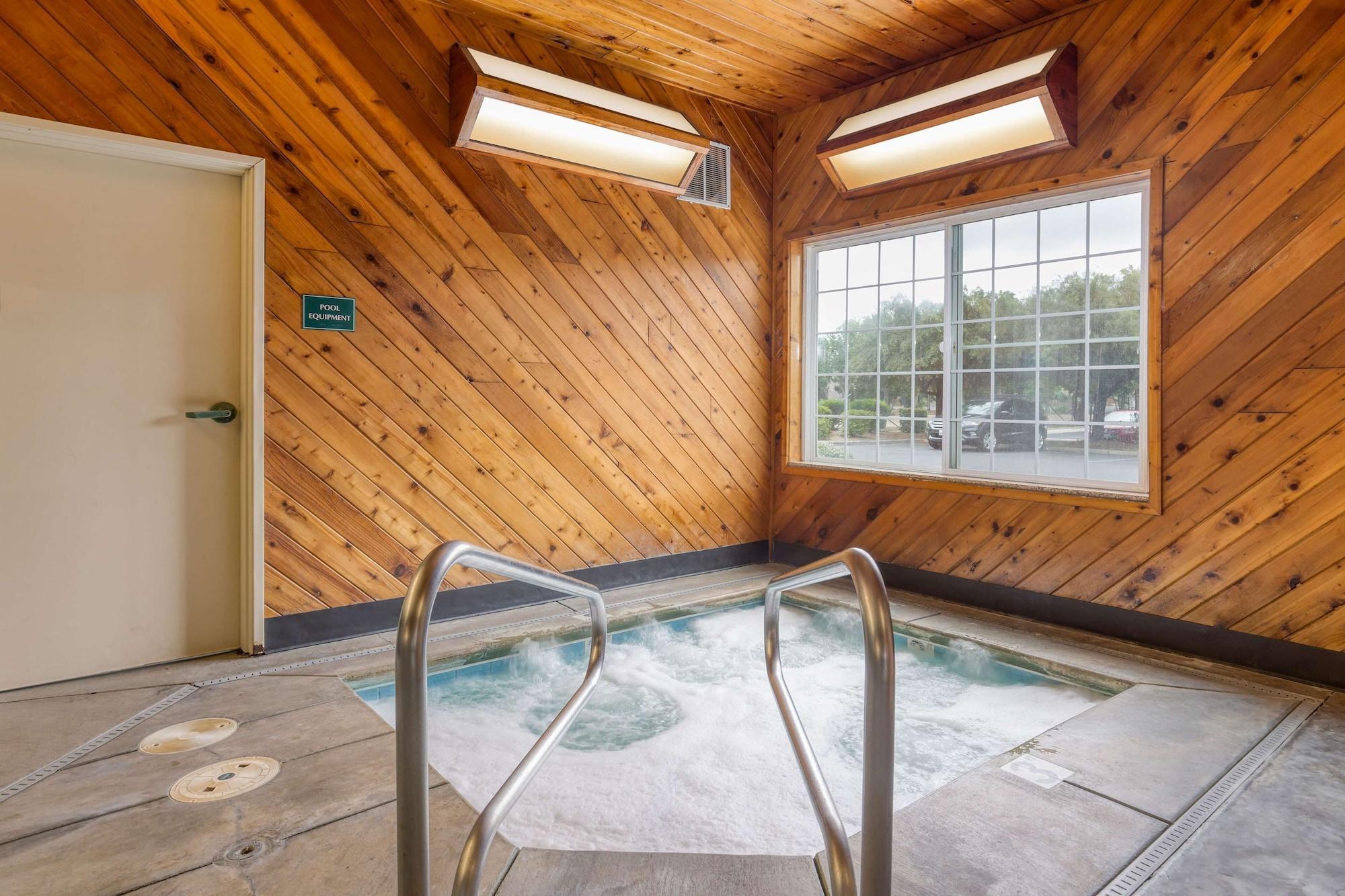 Spa La Quinta Inn & Suites by Wyndham Visalia/Sequoia Gateway