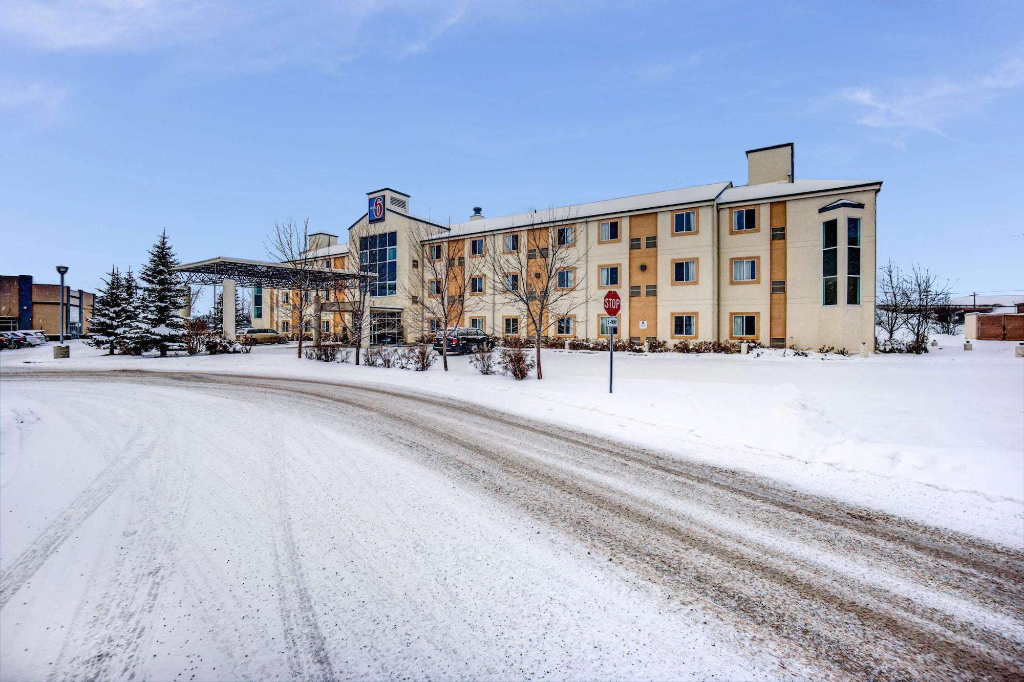 Vista Exterior Motel 6 Red Deer, AB