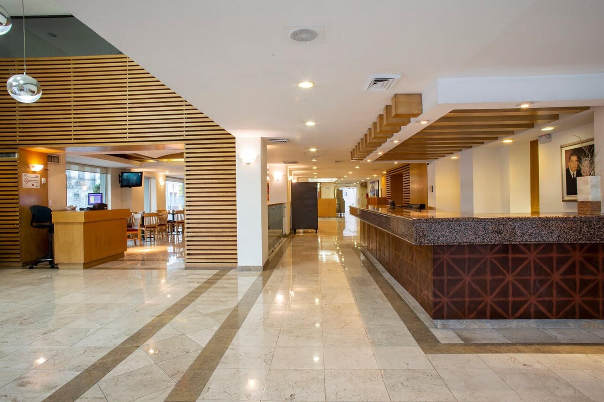 Vista Lobby Hotel Plaza Calzada