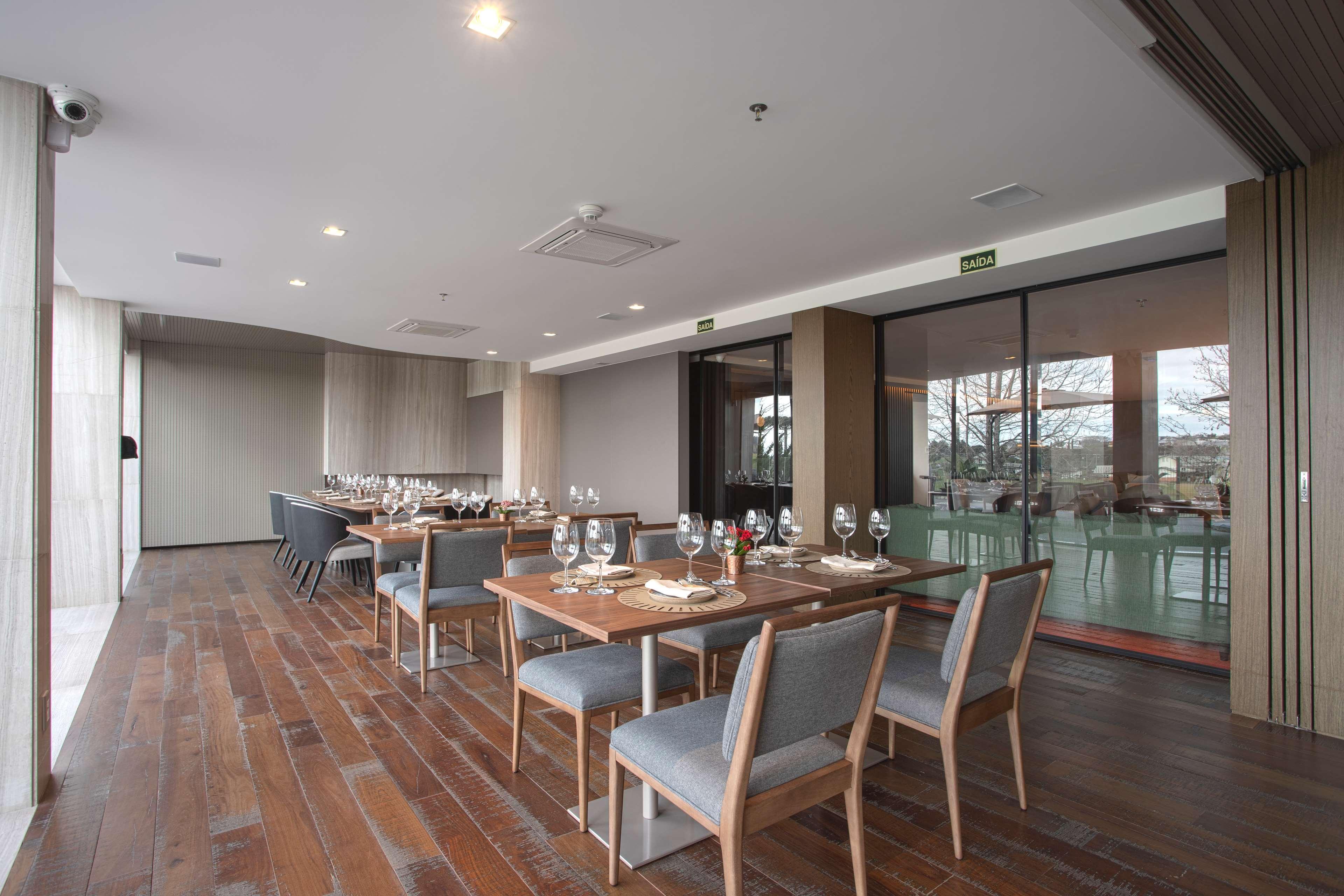 Restaurant Suryaa Hotel Pinhais, Curio Collection by Hilton