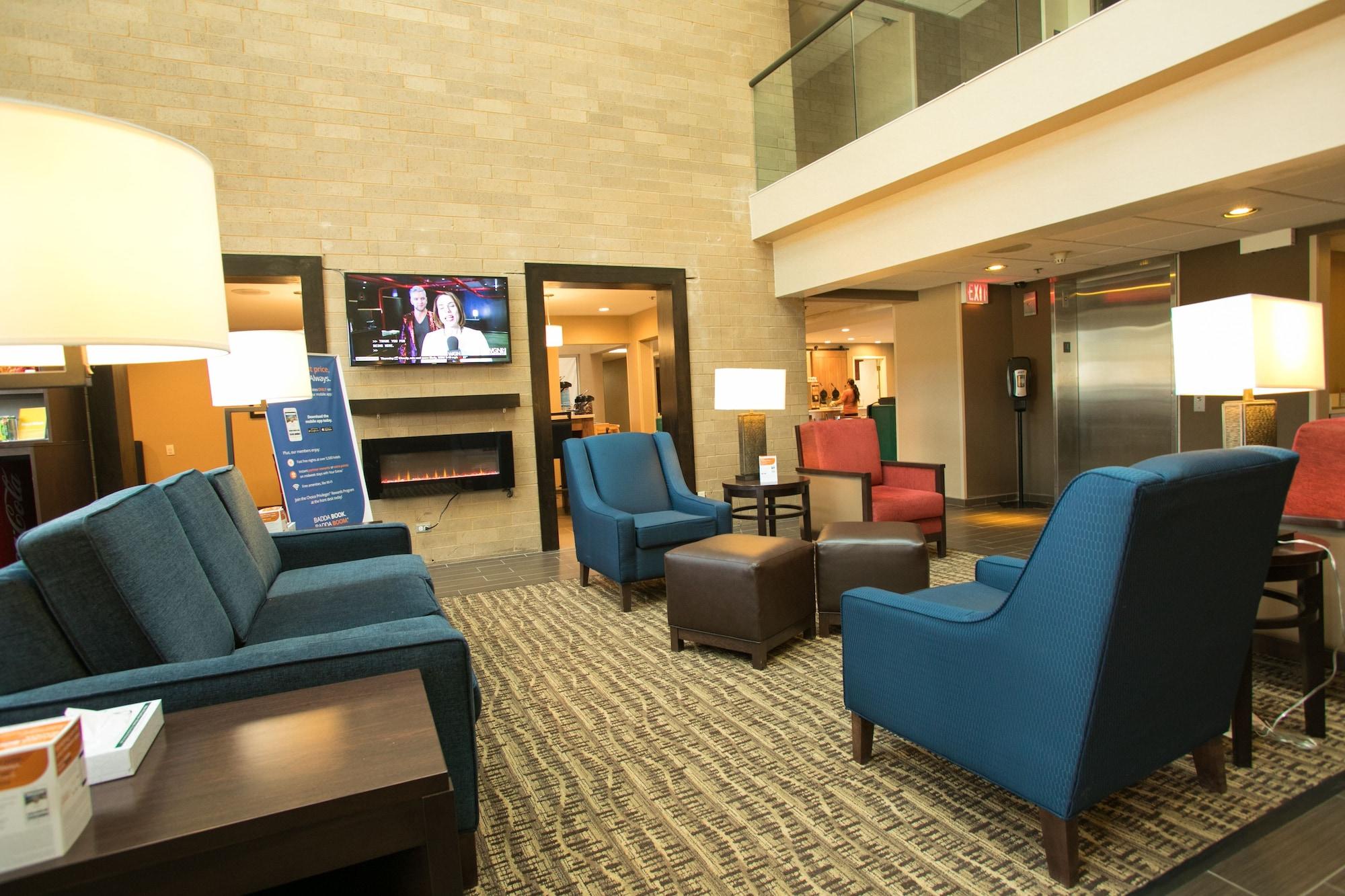 Vista Lobby Comfort Suites Oakbrook Terrace near Oakbrook Center