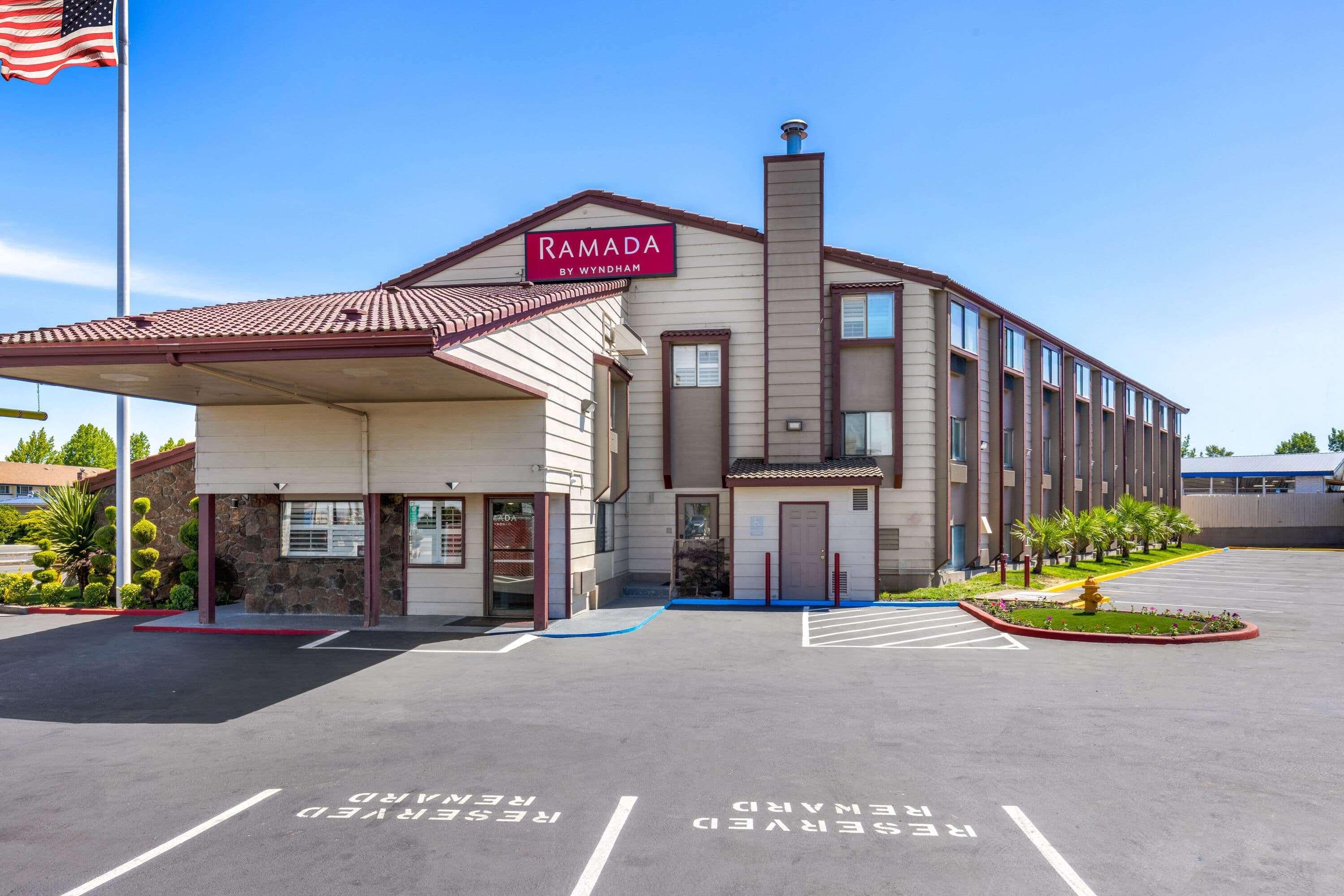 Vista Exterior Ramada by Wyndham Medford Airport North